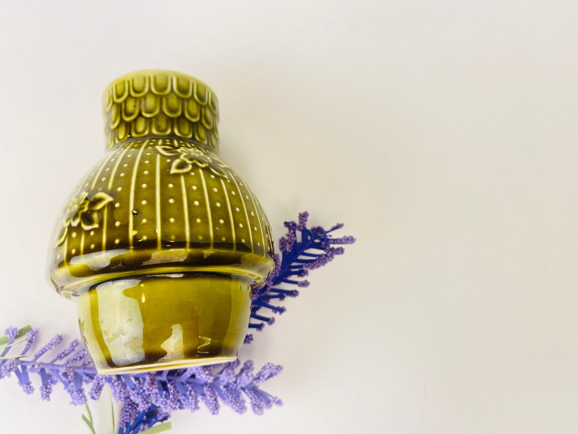 Product image for 'vintage japanese green glazed bud vase floral scalloped relief design' (view 70af7c)