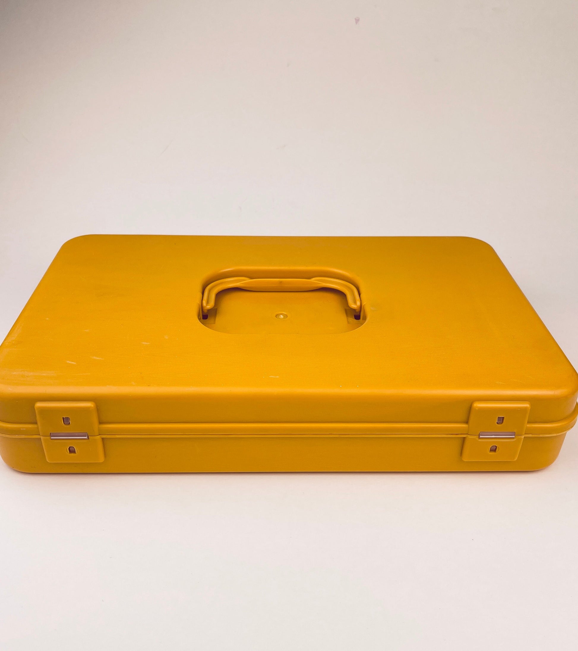 Product image for 'vintage wilson wil hold sewing box mustard yellow swirl pattern with plastic organizers handle' (view 768150)
