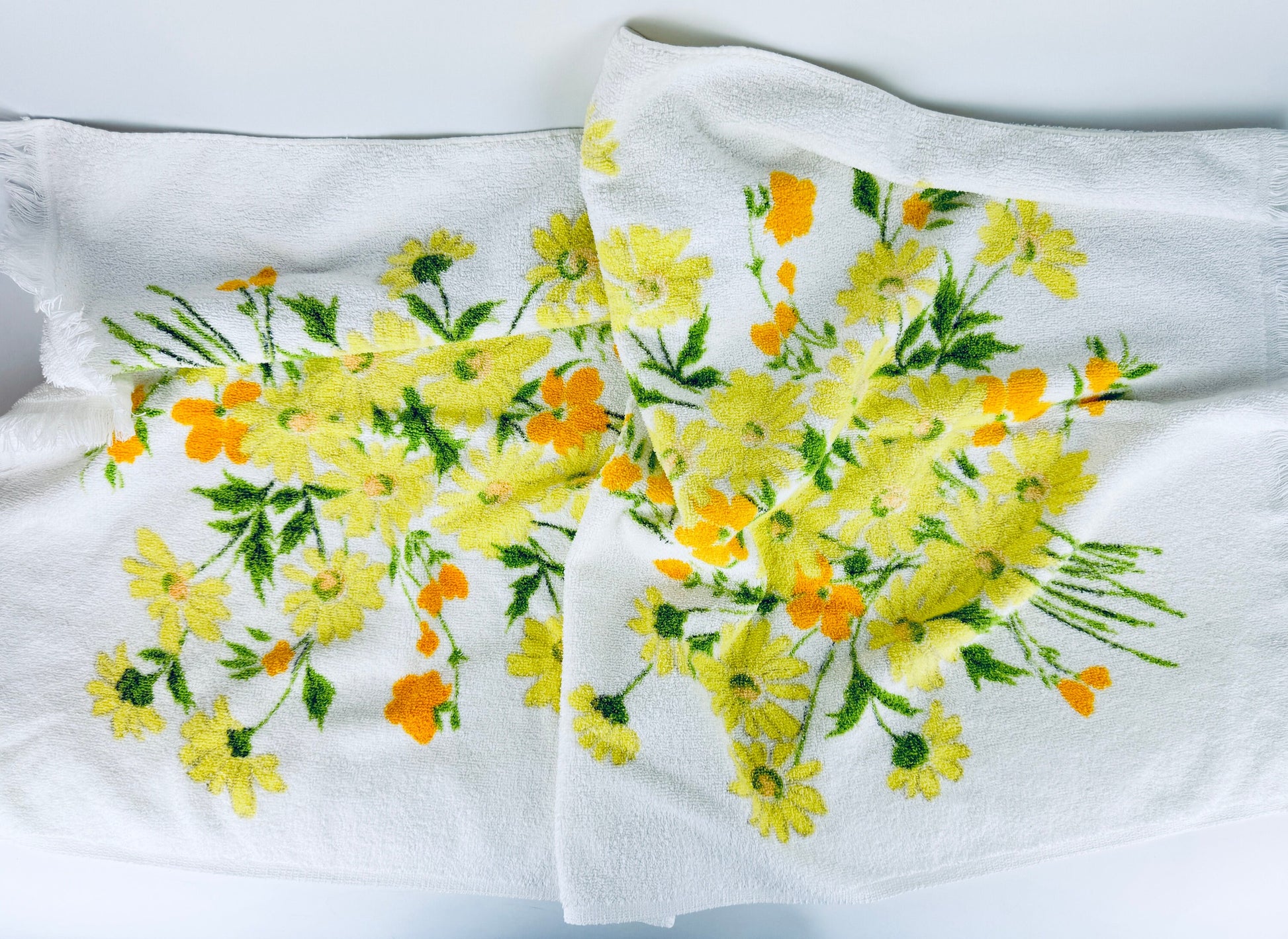 Product image for 'vintage floral bouquet white fringe bath towel wabasso made in canada' (view 47bb76)