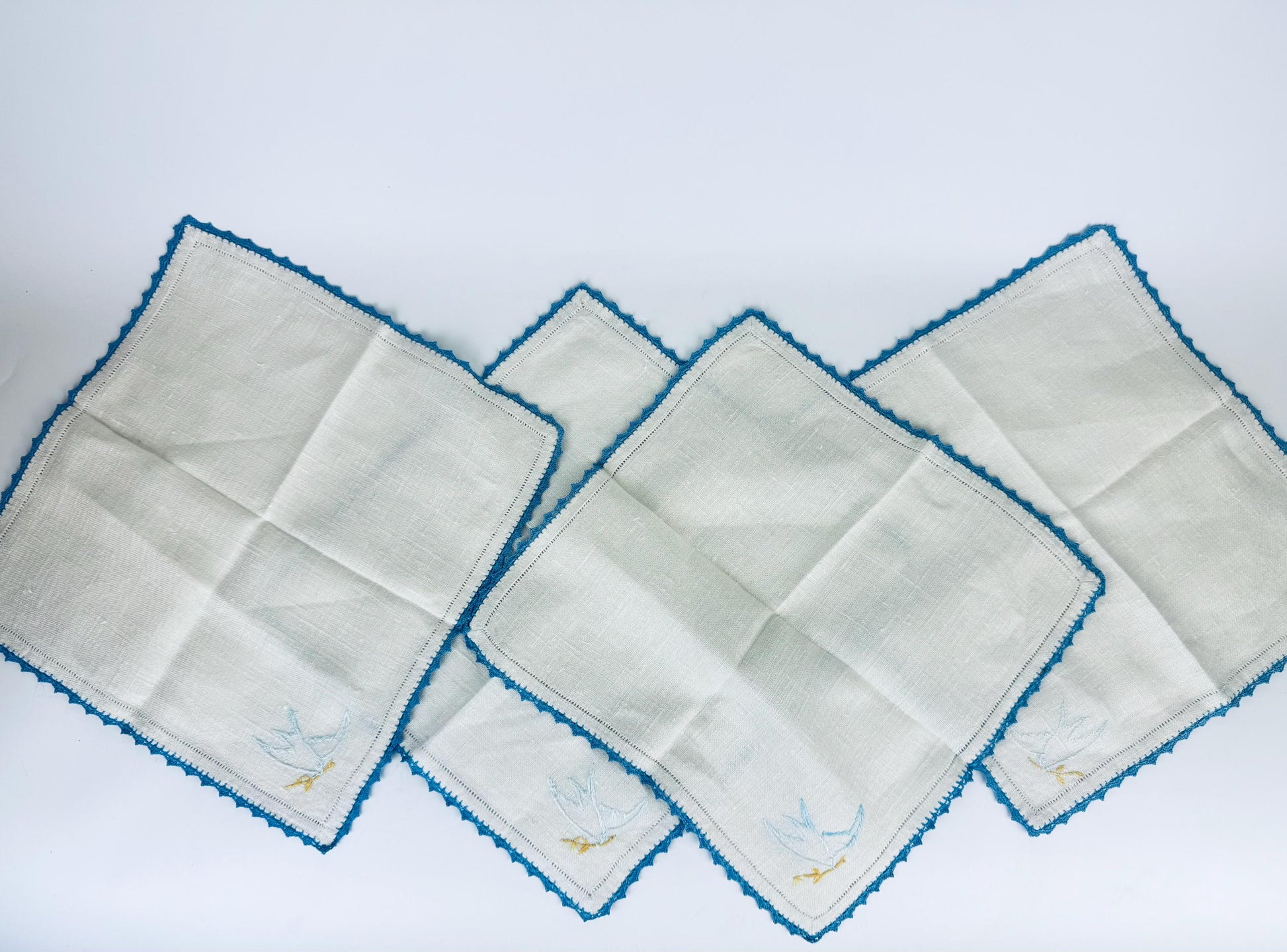 Product image for 'vintage 1940s embroidered linen napkins beige blue lace edge bird motif set of 4 table linens' (view f69c5e)