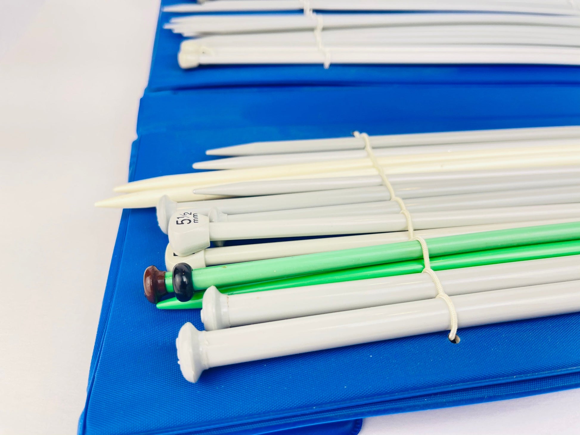 Product image for 'vintage latch knitting needle kit dcn perfecto bright blue pleather brass looking includes variety needle sizes' (view 3fb925)