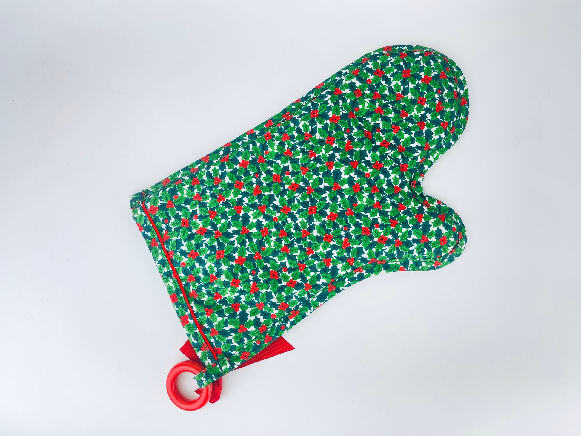 Product image for 'vintage christmas pot holder oven mitt mistletoe red berry design hanging loop bow' (view c053aa)