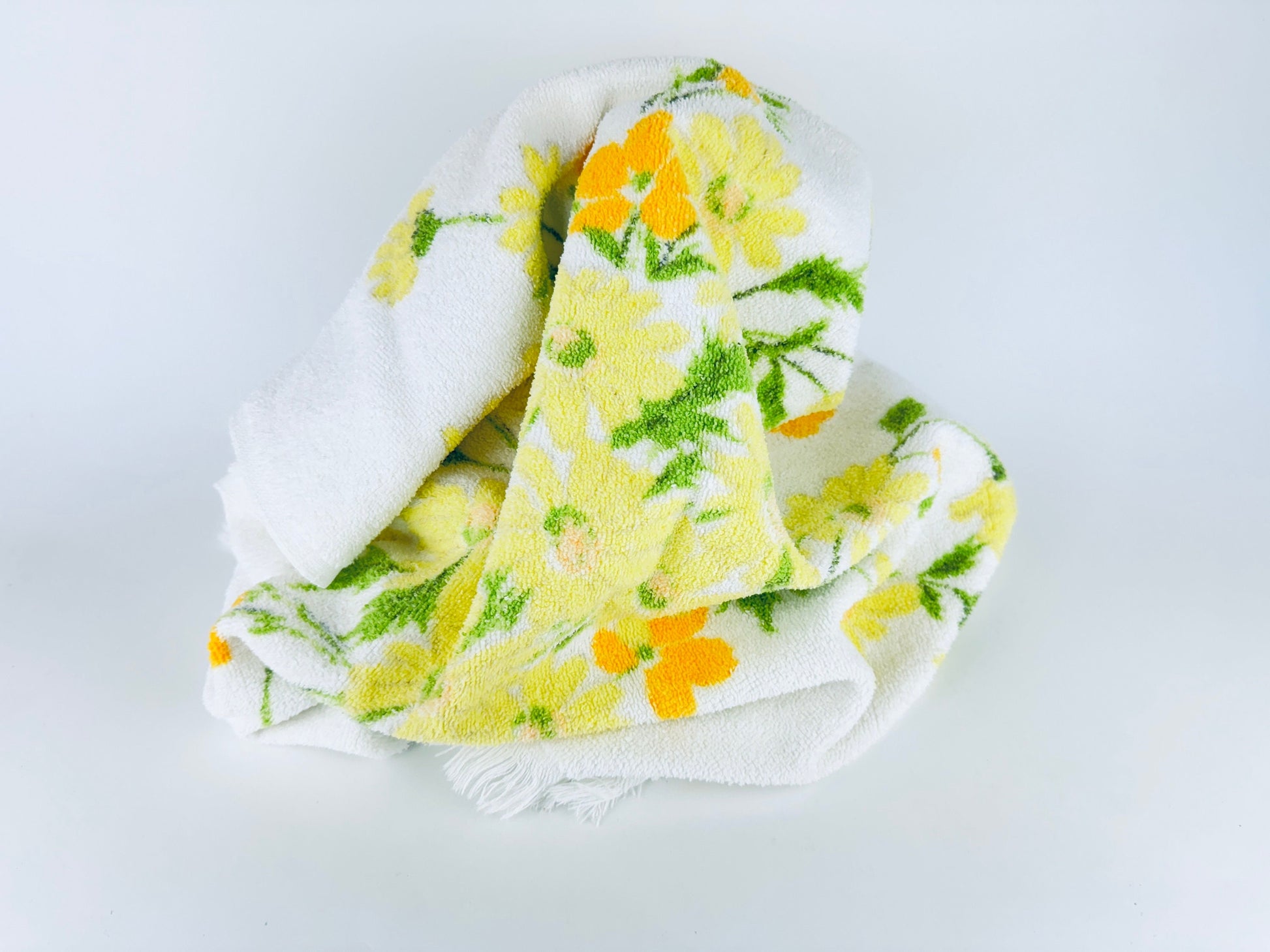 Product image for 'vintage floral bouquet white fringe bath towel wabasso made in canada' (view eec2b3)