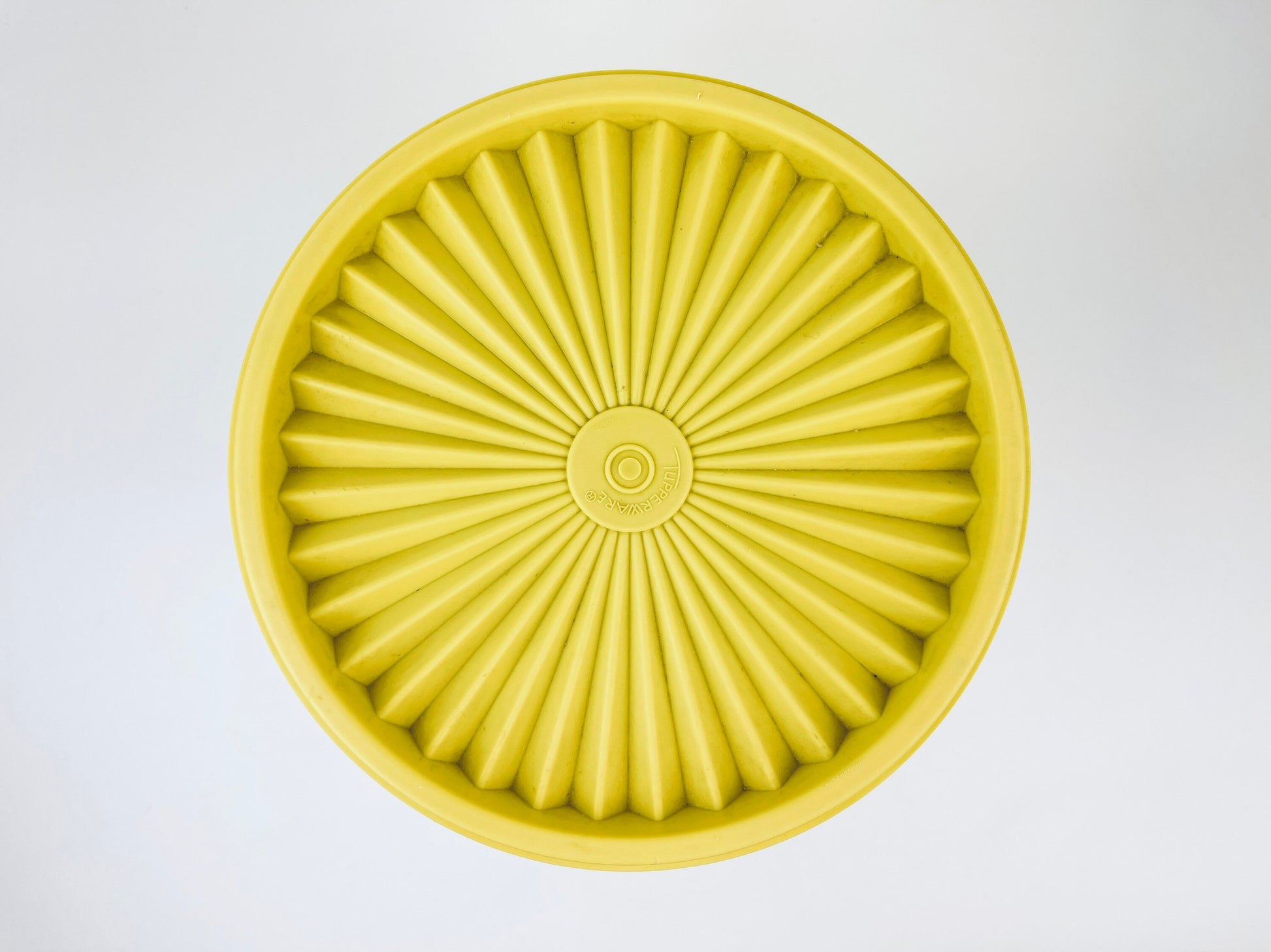 Product image for 'vintage yellow plastic tupperware countertop containers servalier lid starburst pattern made in canada sets sold separately' (view 7e249d)