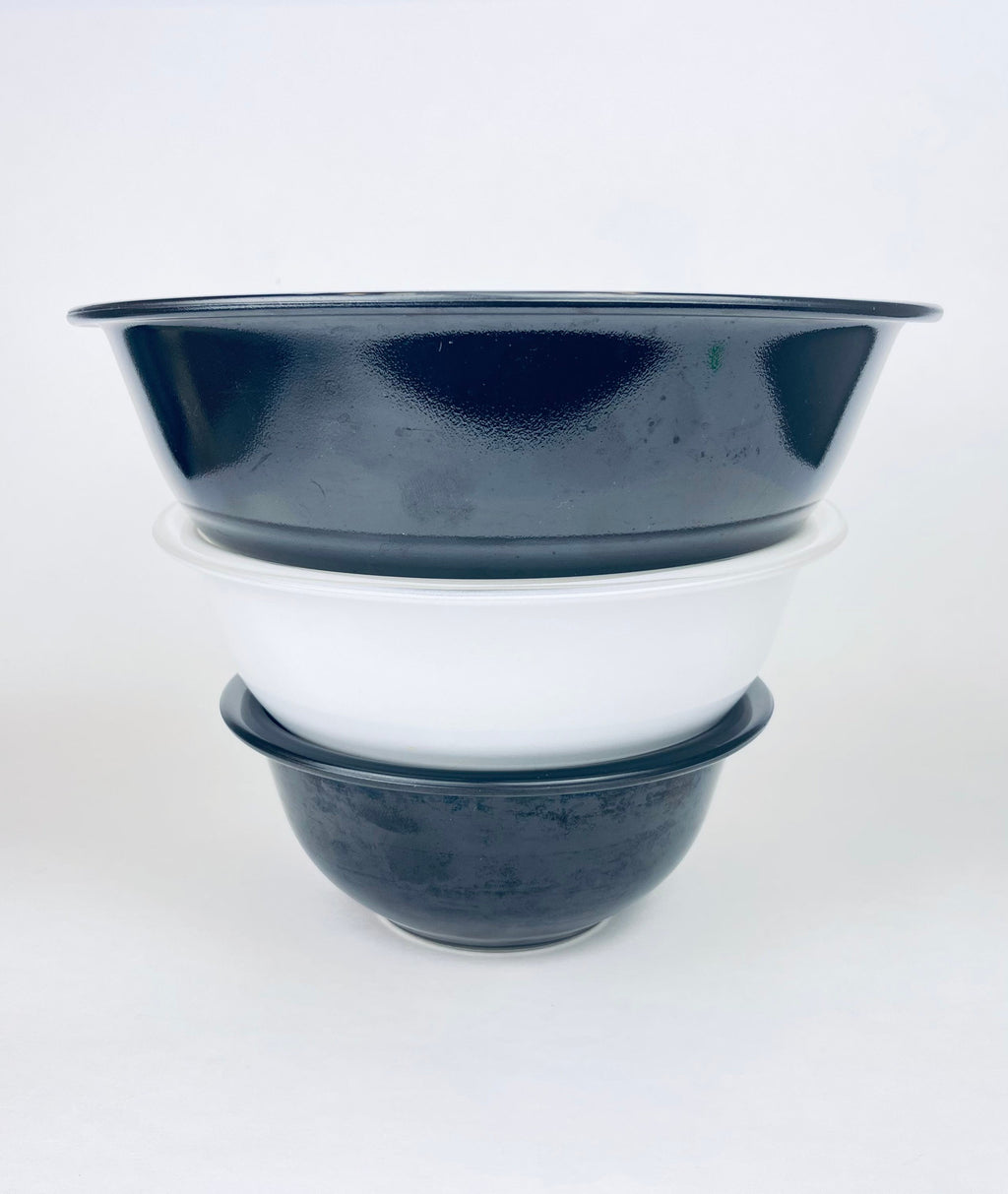 Product image for 'vintage pyrex nesting bowl set mixing bowls of various size black white with clear bottoms 322 323 325' (view 11023b)