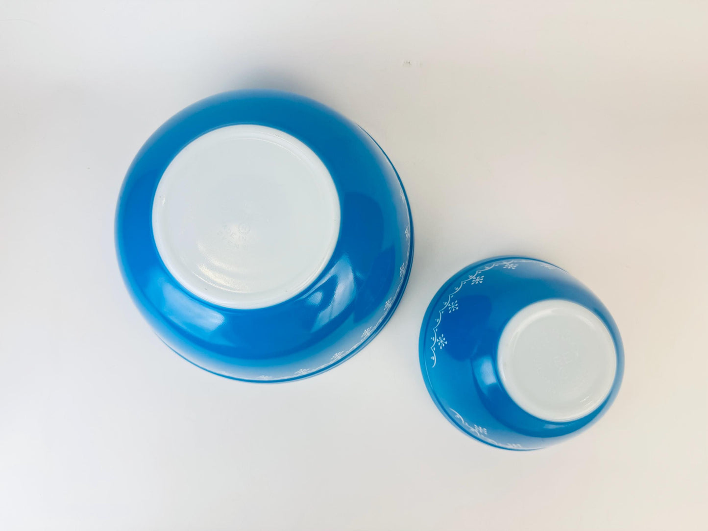 Product image for 'vintage snowflake blue garland pyrex glass mixing bowls sold separately' (view 7eb548)
