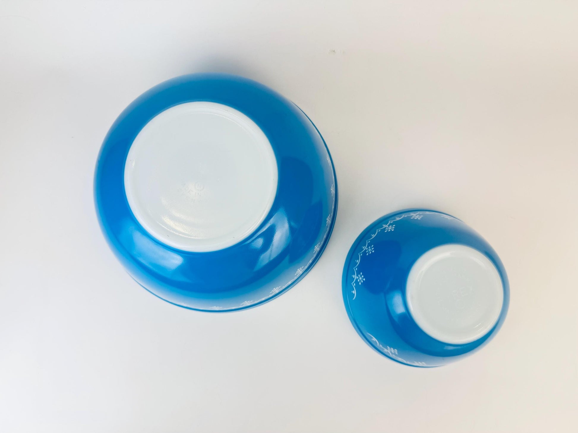 Product image for 'vintage snowflake blue garland pyrex glass mixing bowls sold separately' (view 7eb548)