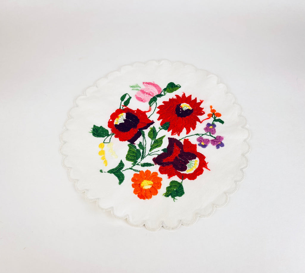 Product image for 'vintage circular scalloped edge folks floral pattern table linen doily' (view c17e12)