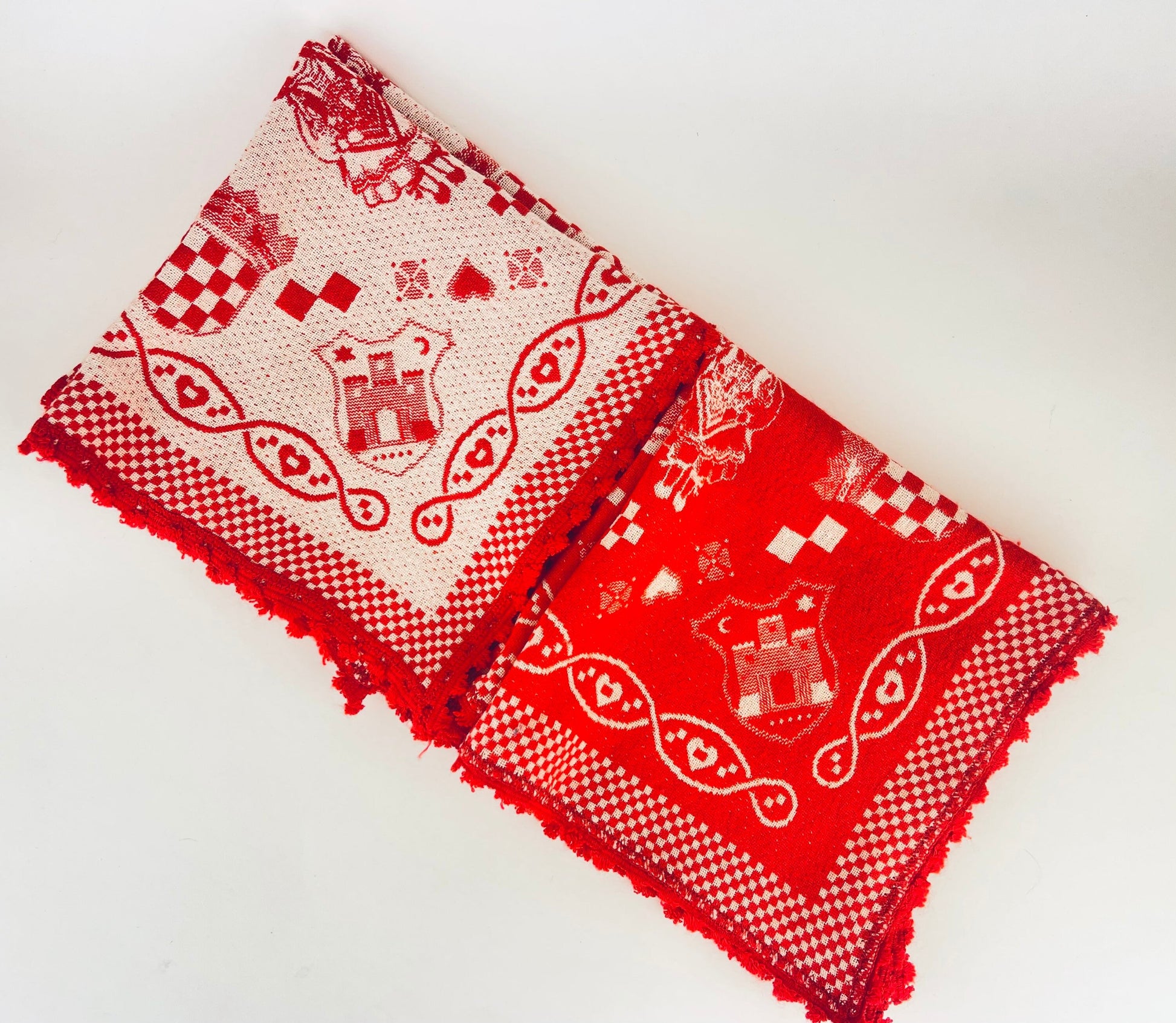 Product image for 'vintage red white austrian folk pattern fabric napkins set of four 4' (view 918c9e)