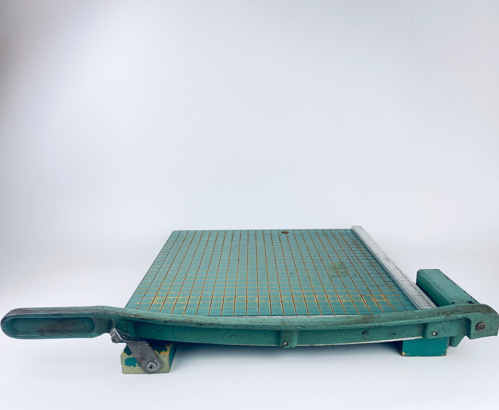 Product image for 'vintage wood metal paper cutting board guillotine premier photo materials co chicago usa' (view 654d90)