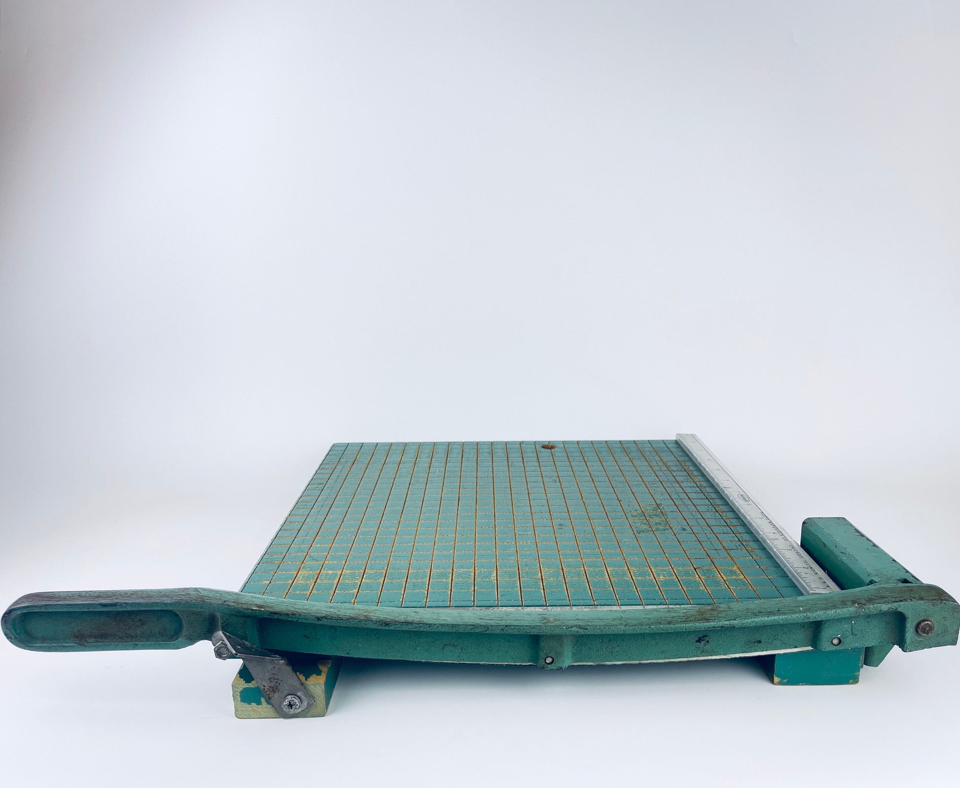 Product image for 'vintage wood metal paper cutting board guillotine premier photo materials co chicago usa' (view 654d90)