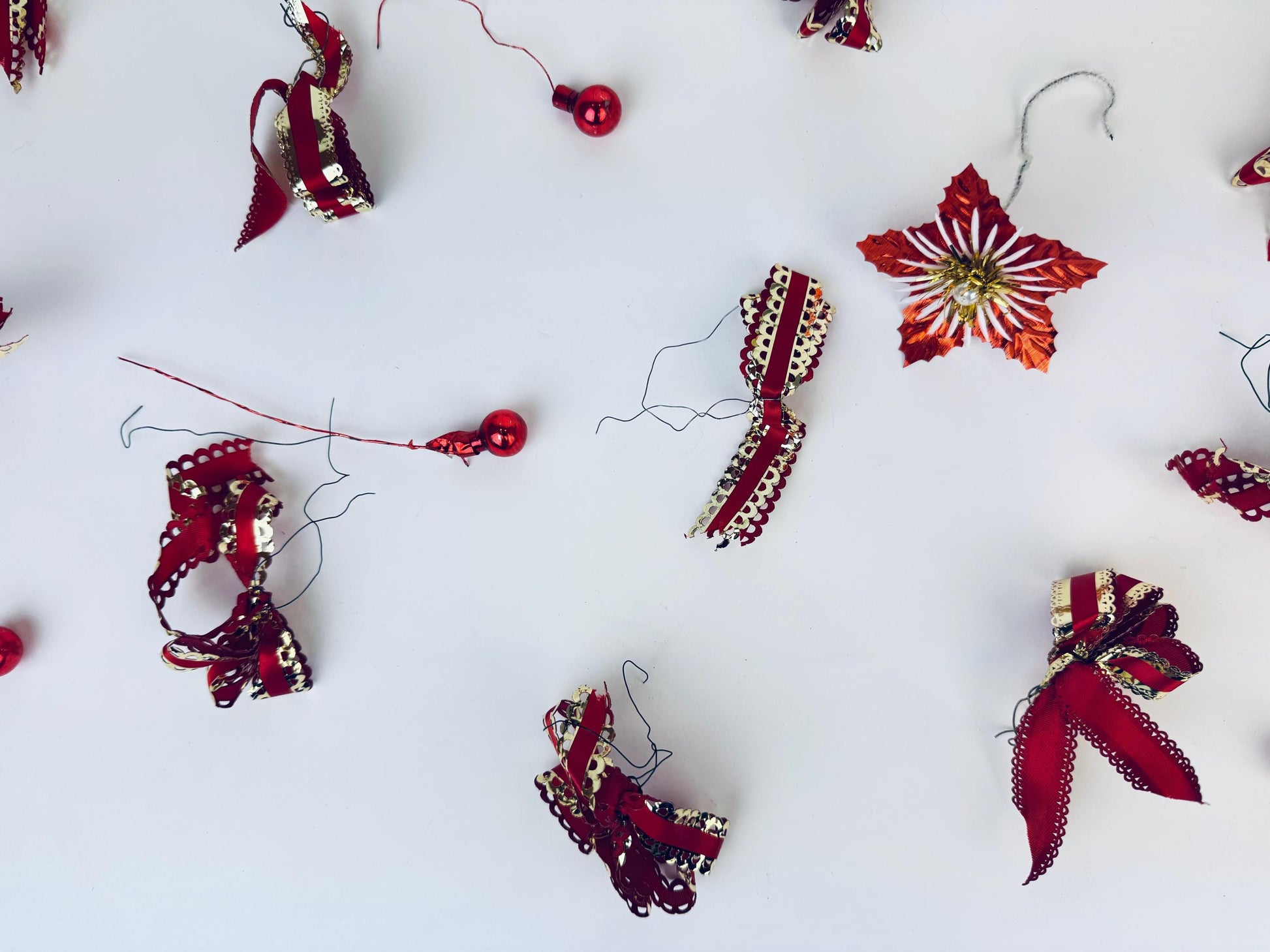 Product image for 'vintage red gold christmas tree ornament trimmings mid century modern christmas made in japan' (view 550a6a)