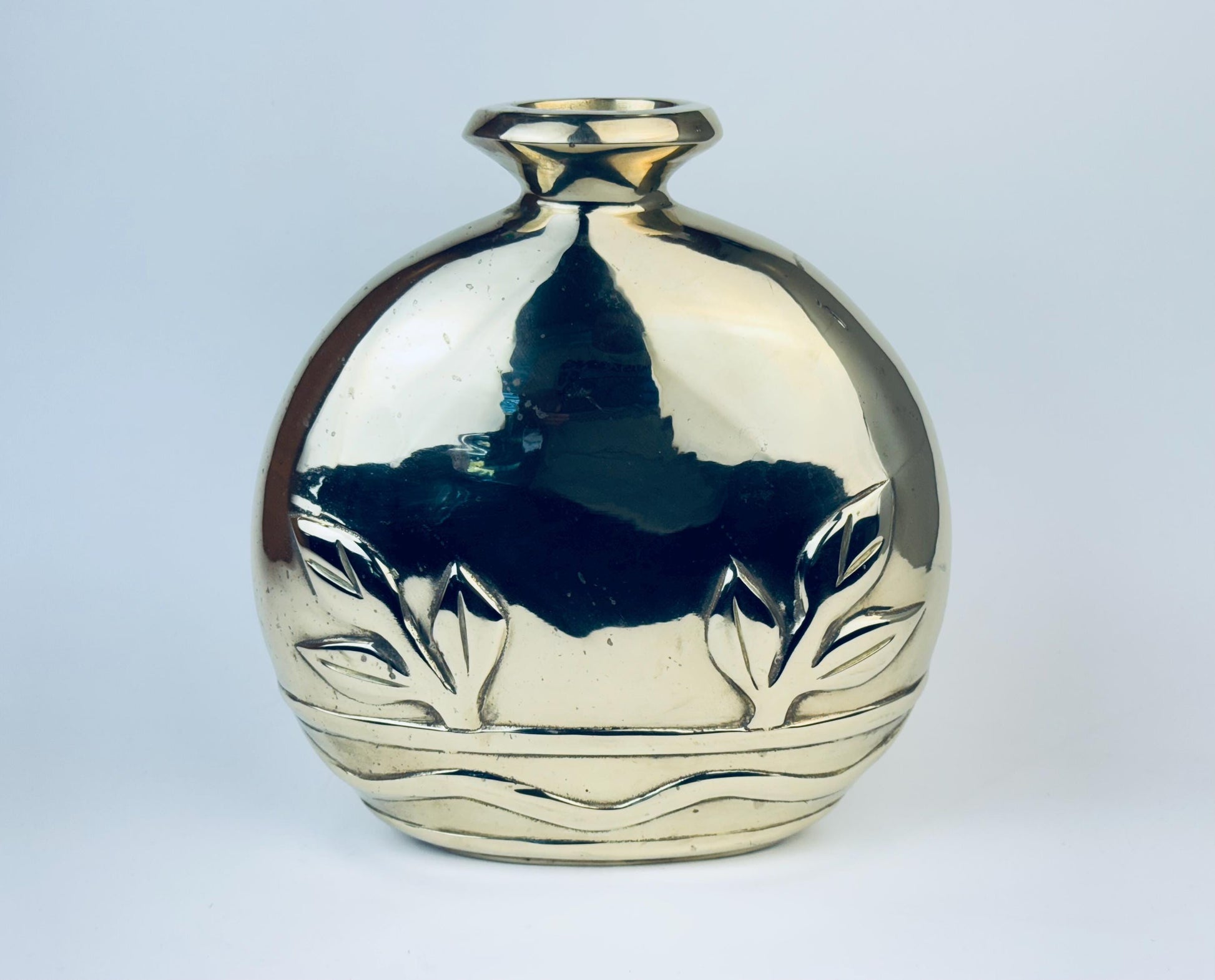 Product image for 'vintage dolbi cashier solid brass art deco revival oblong round 10 flask vase made in korea' (view 8256e9)