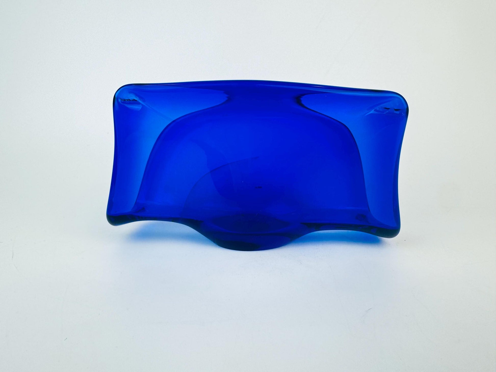 Product image for 'vintage cobalt blue art glass napkin holder hand made in italy by white cristal' (view 602100)