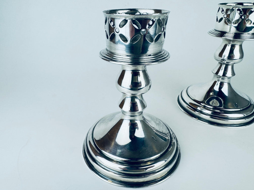 Product image for 'vintage wm rogers silver plated copper candlestick holders set of two 2 made in canada 1020' (view 19aa66)