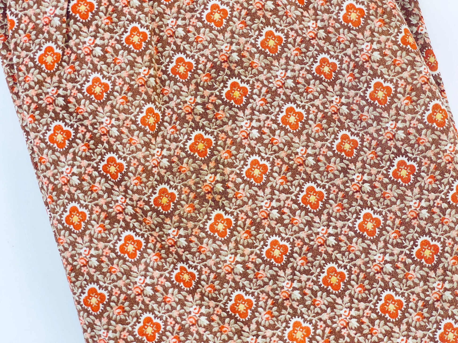 Product image for 'vintage brown pink floral pocketed waist apron' (view 376b88)