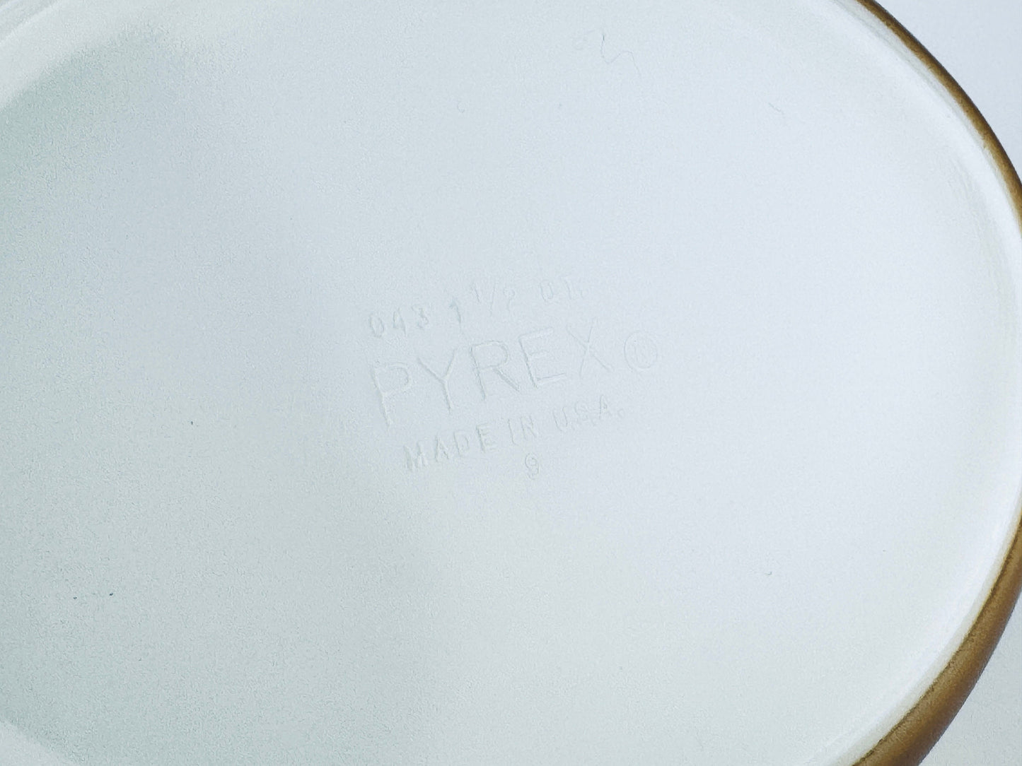 Product image for 'vintage early american pyrex white milk glass casserole dish 043 1 1 2 qt 1 42 litre early canadian' (view 15b434)