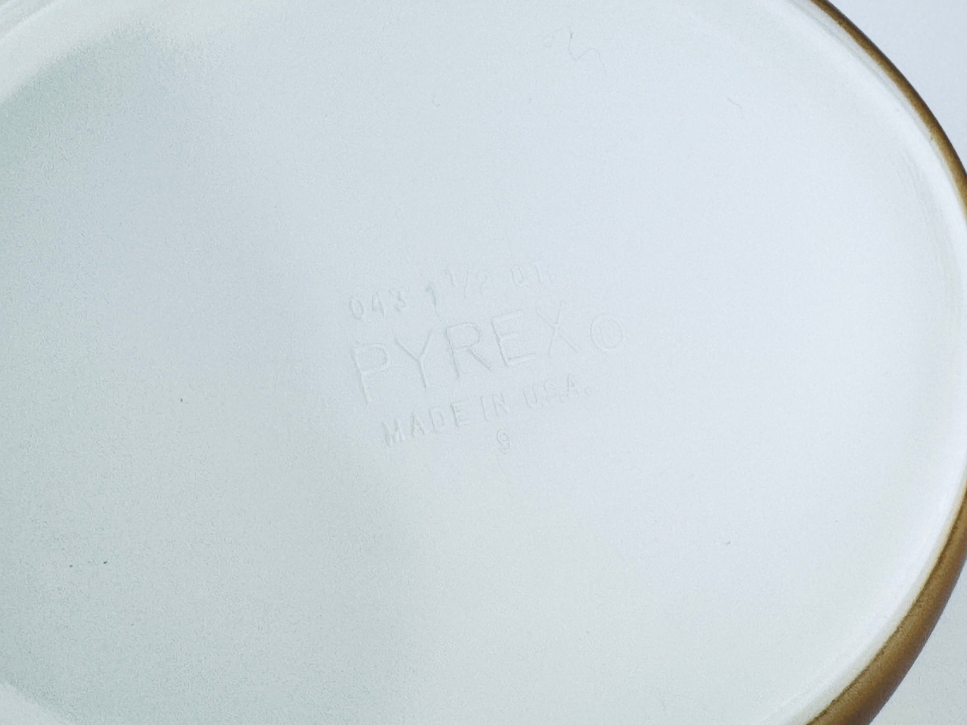 Product image for 'vintage early american pyrex white milk glass casserole dish 043 1 1 2 qt 1 42 litre early canadian' (view 15b434)