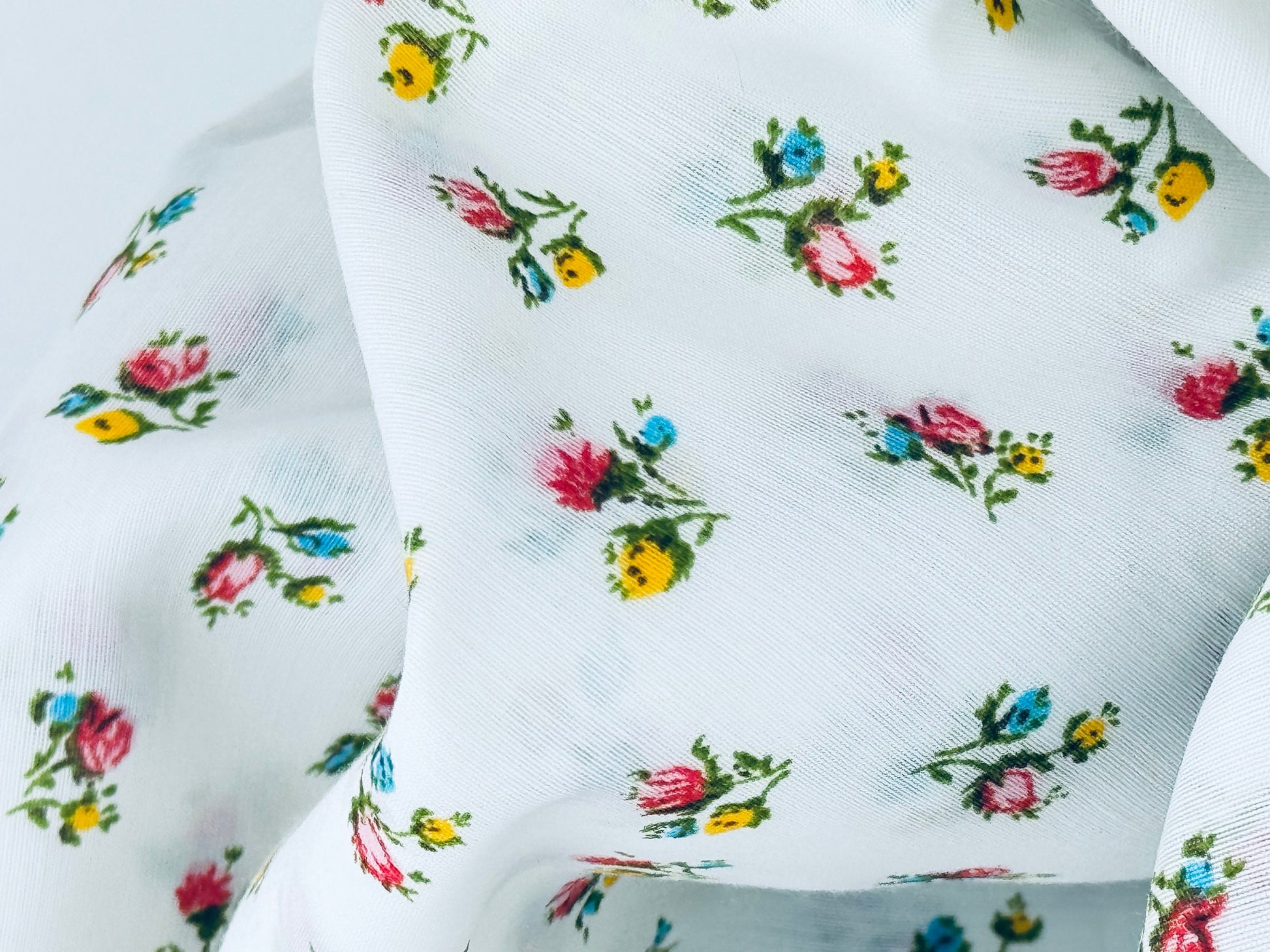Product image for 'vintage floral bouquet print semi sheer polyester fabric material 45 x 106' (view 64b141)