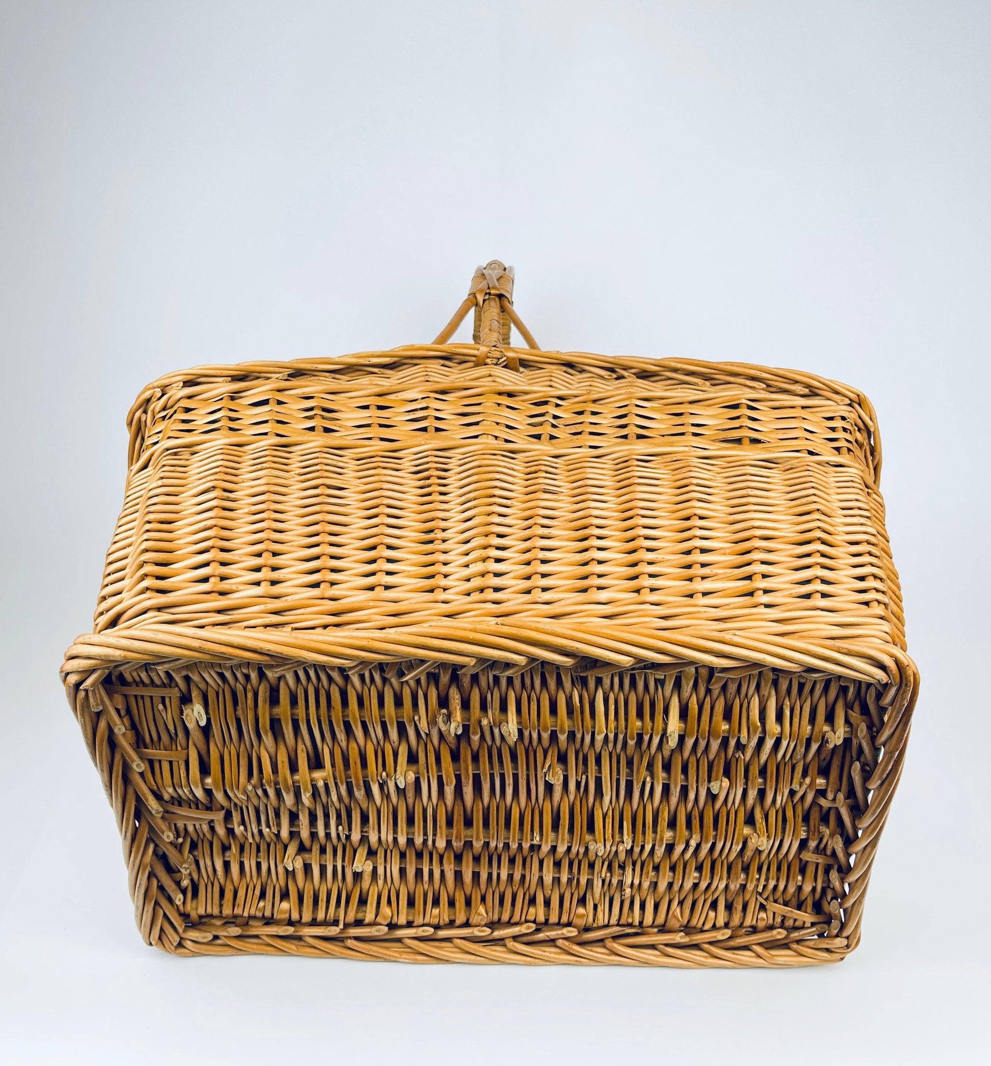 Product image for 'vintage dagmar leather wicker picnic basket made in poland' (view b9c0d2)