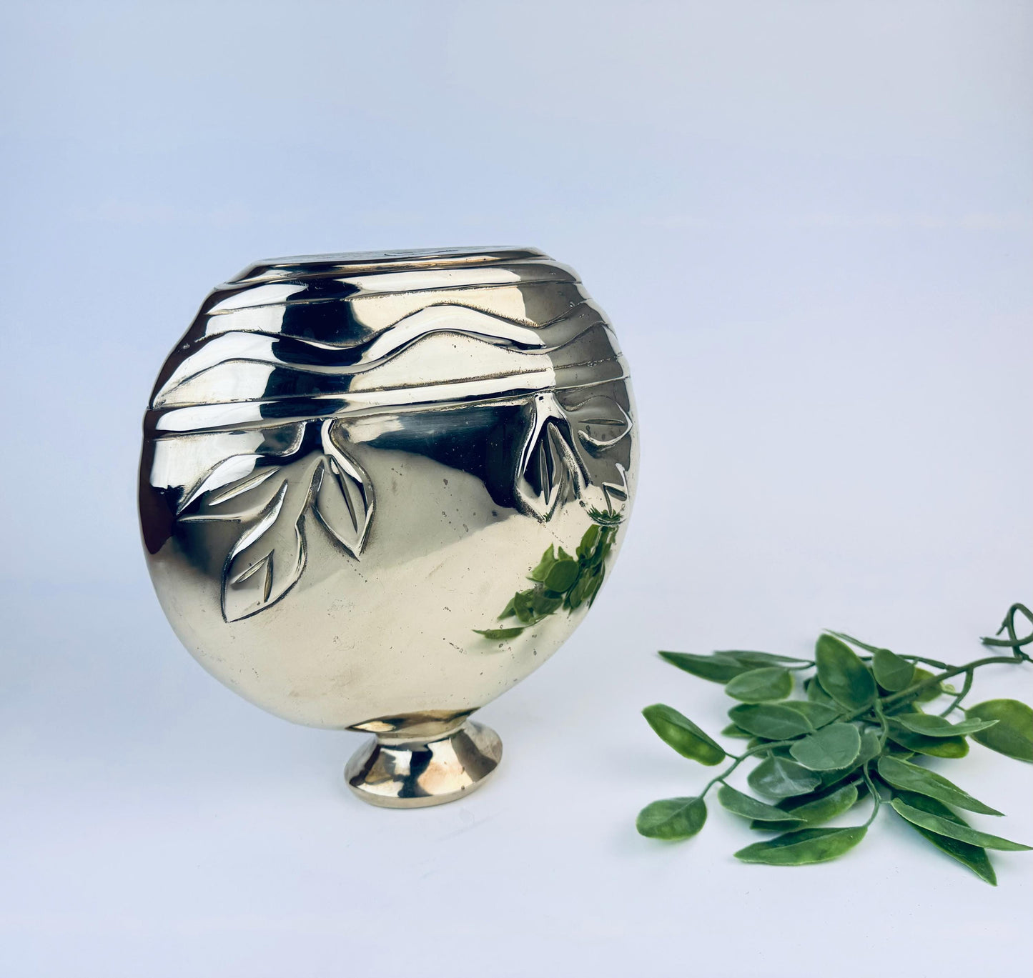 Product image for 'vintage dolbi cashier solid brass art deco revival oblong round 10 flask vase made in korea' (view 921c34)