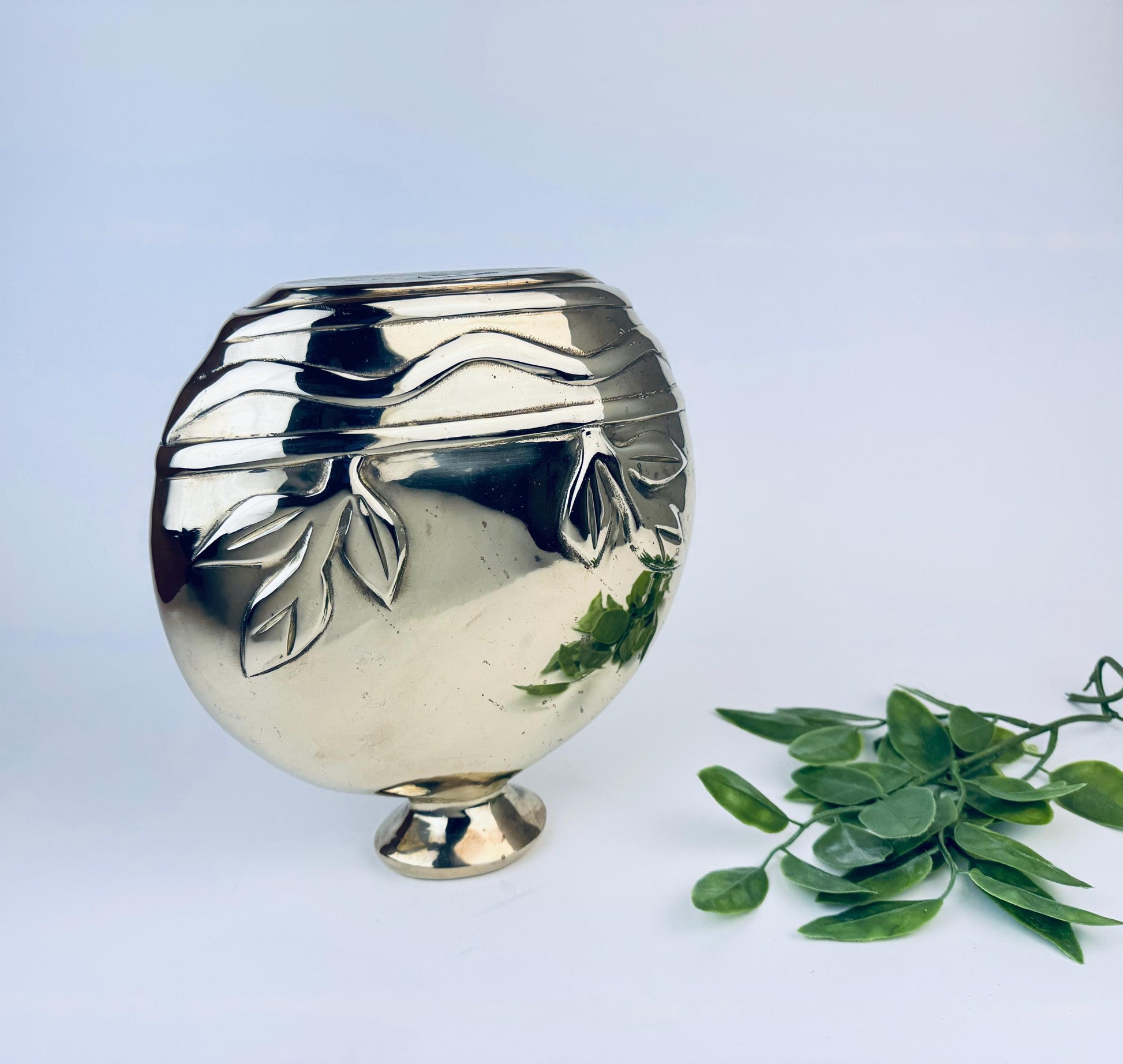 Product image for 'vintage dolbi cashier solid brass art deco revival oblong round 10 flask vase made in korea' (view 921c34)