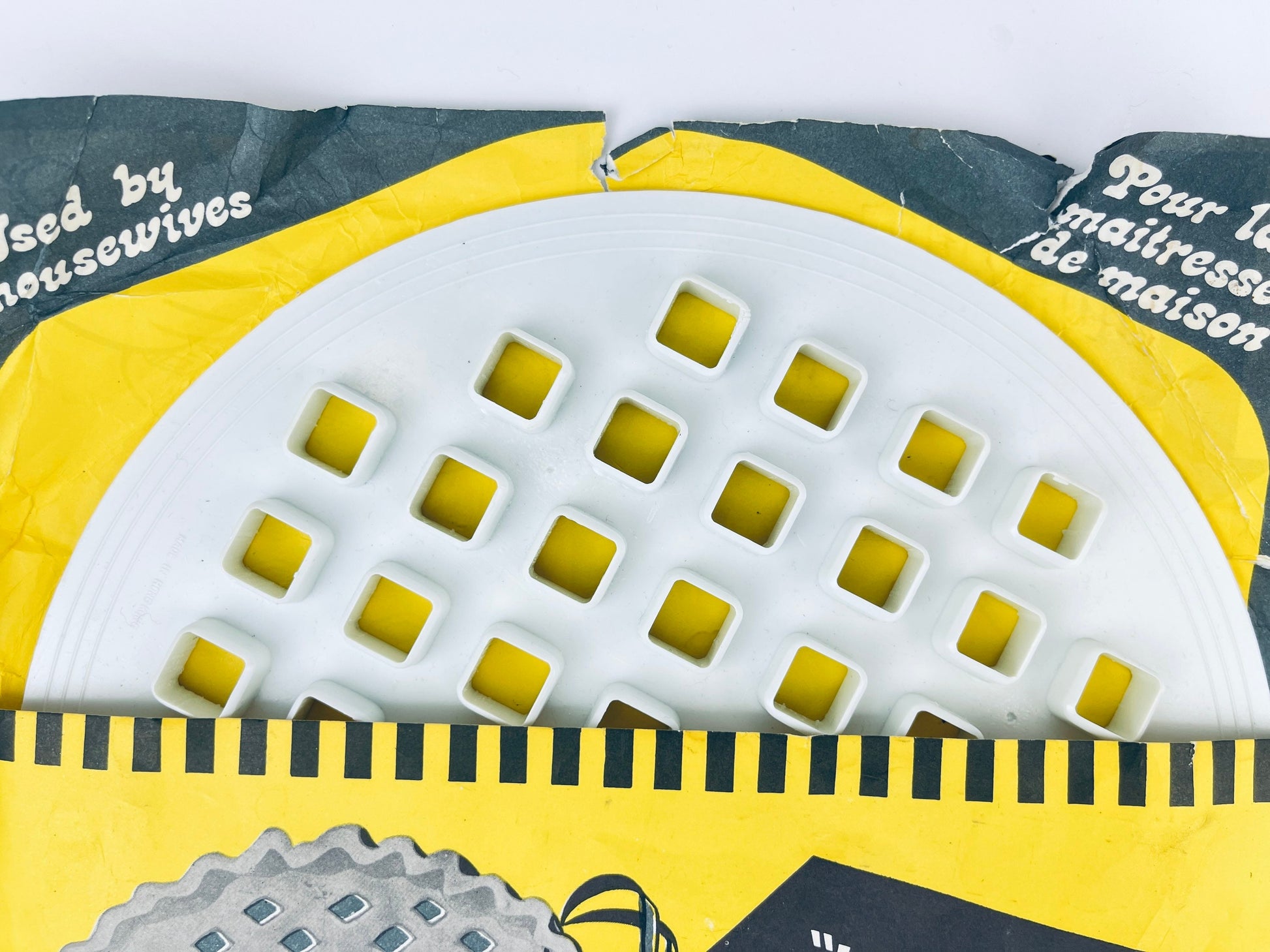 Product image for 'vintage plastic lattice pie top cutter saves the juice made in hong kong' (view 29ea8a)