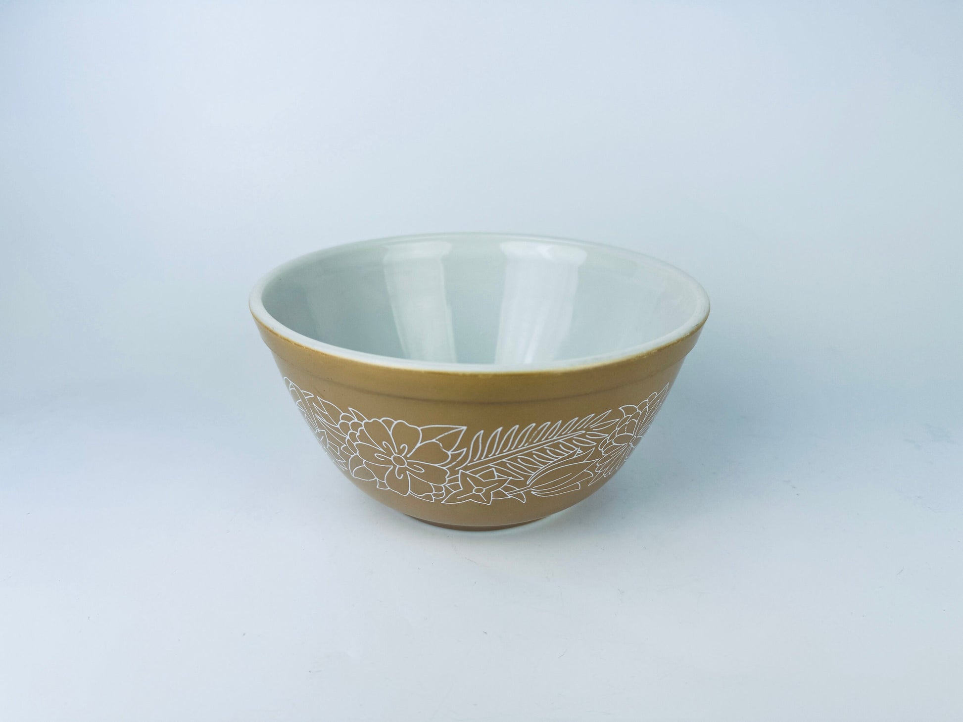 Product image for 'vintage light brown tan milk glass woodland pyrex mixing bowl 402 1 5l 1 1 2 qt' (view 121b67)