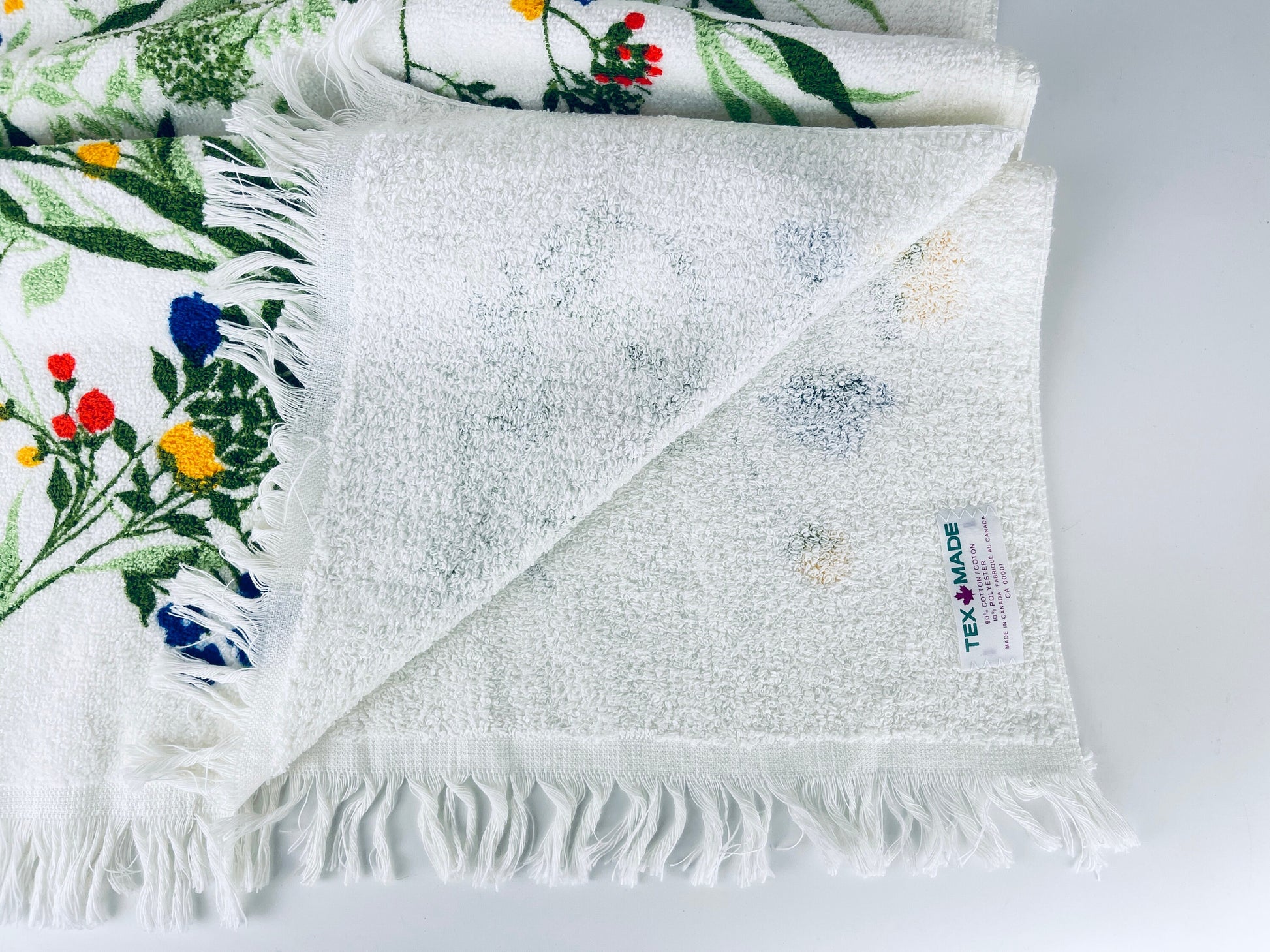 Product image for 'vintage floral print white bath towel made in canada by tex made new old stock nos sold separately' (view a9fdf8)