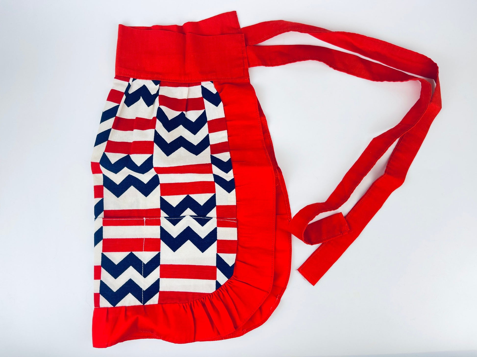 Product image for 'vintage chevron striped ruffled waist apron three pockets' (view 09a1fd)