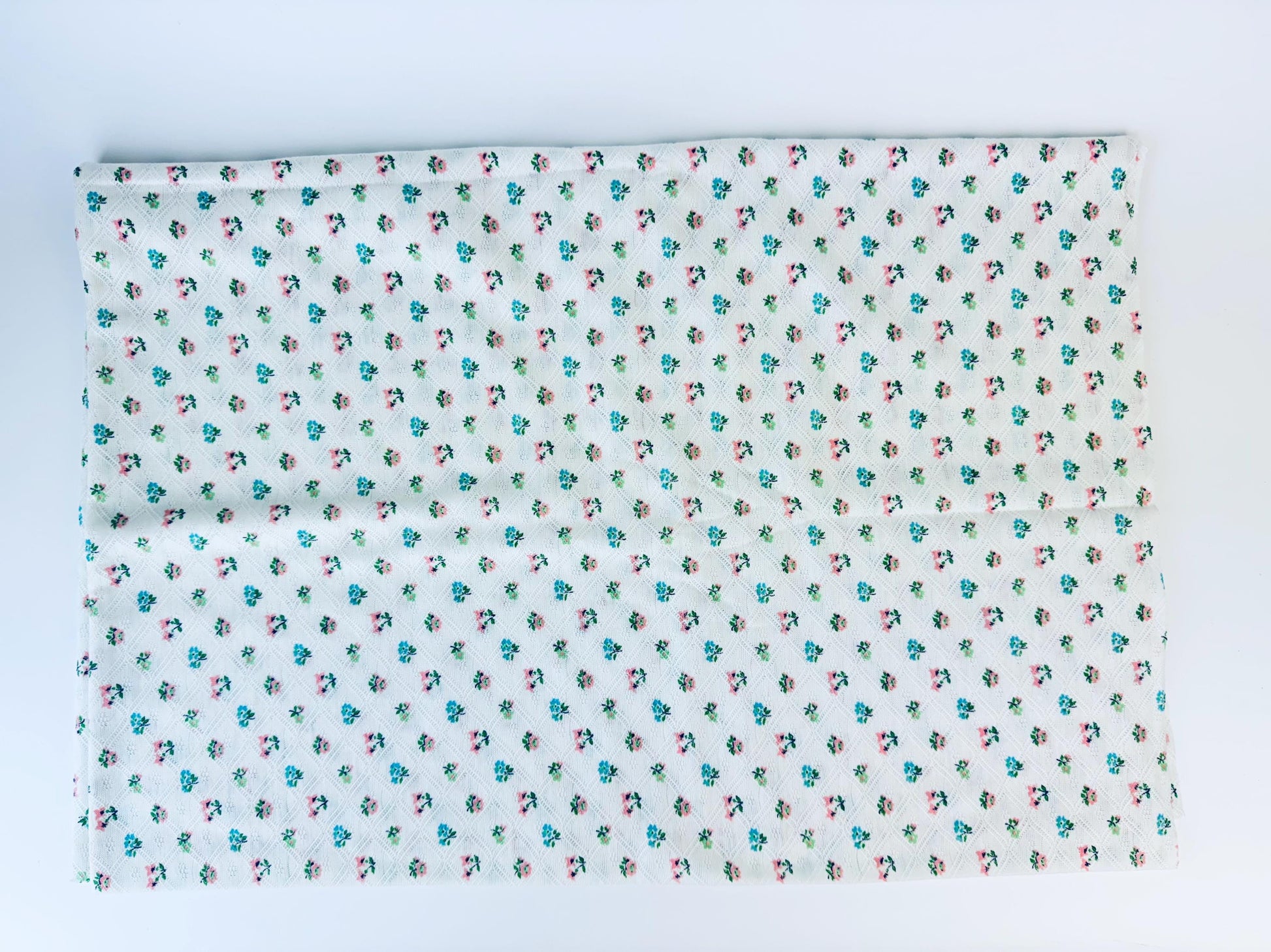 Product image for 'vintage floral bouquet white diamond lace pattern polyester fabric material 42 x 56' (view 057622)