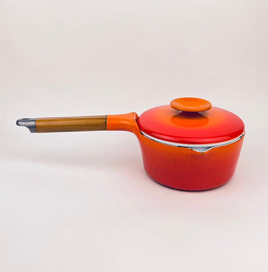 Product image for 'vintage royal sealy japan porcelain enamelled cast iron saucepan cherry flame orange flame ombre orange red descoware 0 95 l or 1 0 qt' (view 842c28)