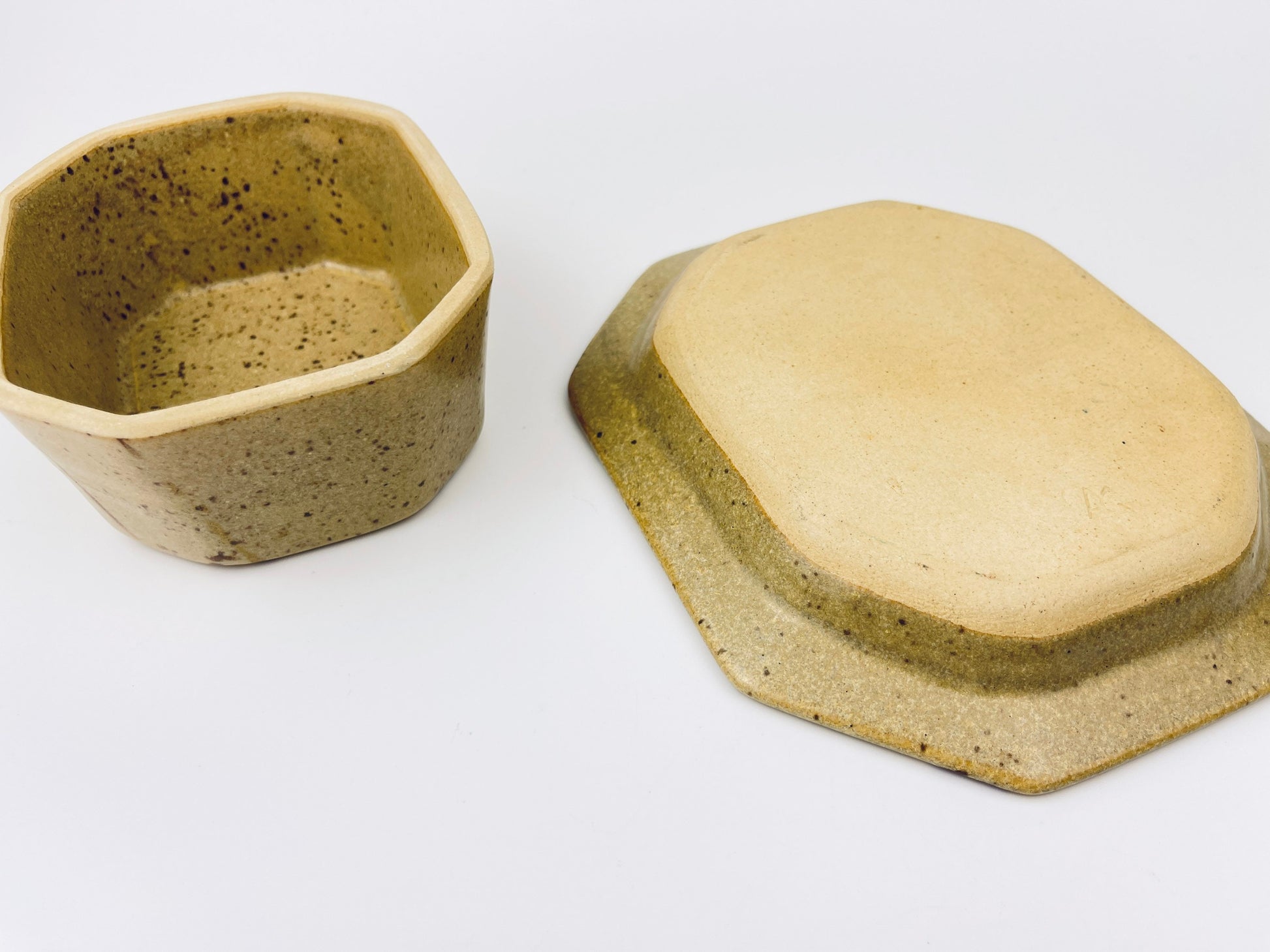 Product image for 'vintage brown speckle stoneware butter cheese dish alan grout ag pottery' (view 647ad8)