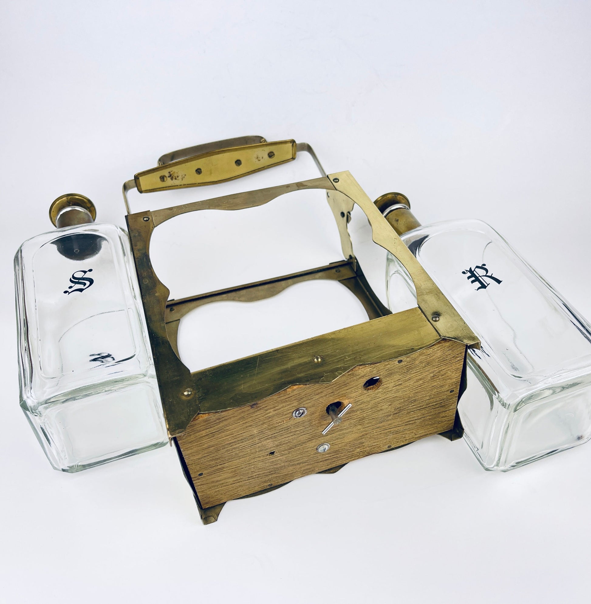 Product image for 'vintage musical tantalus liqueur decanter carrier set sherry rum bottles how dry i am attractive aged metal patina' (view 3db67d)