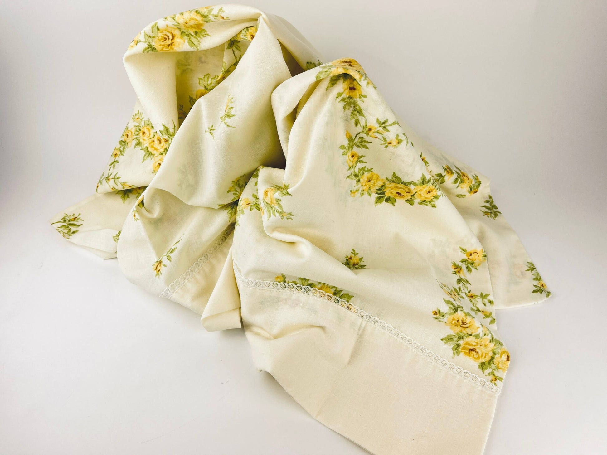 Product image for 'vintage dan river dantrel standard queen beige yellow floral pillow cases set of two 2 no iron muslin made in usa' (view fb108a)
