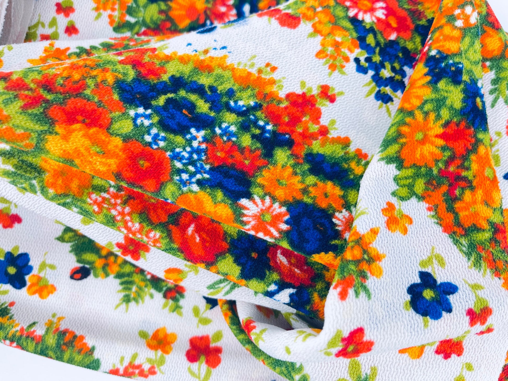 Product image for 'vintage bright floral white polyester stretch fabric 46 x 88' (view 8c645f)