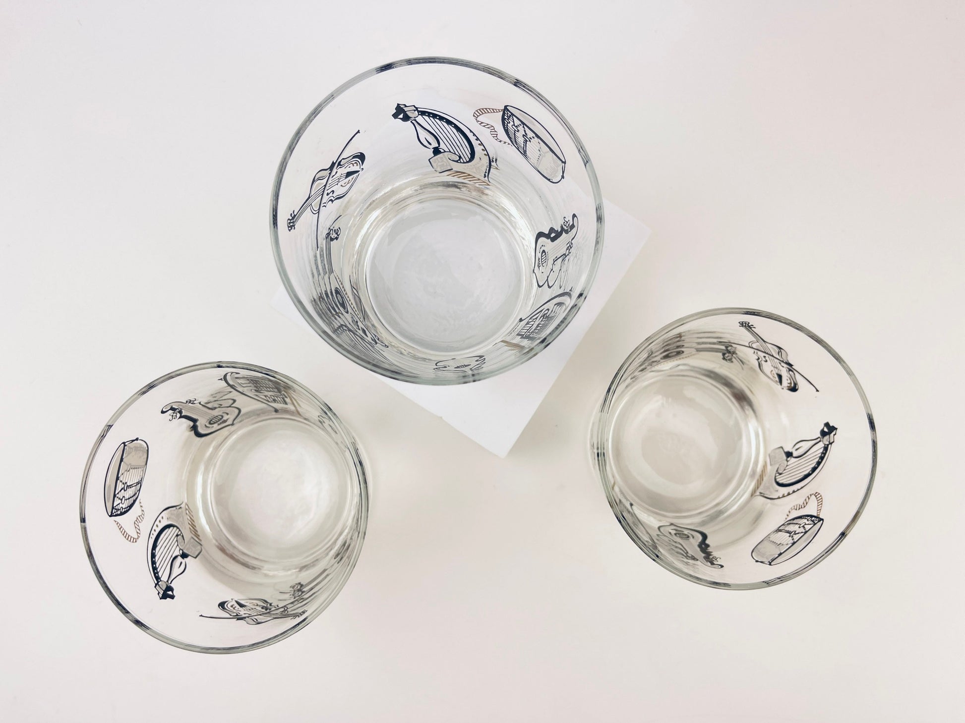 Product image for 'vintage musical instruments low ball drinking glasses set of three 3 musician gift vintage barware libbey glassware' (view e76934)