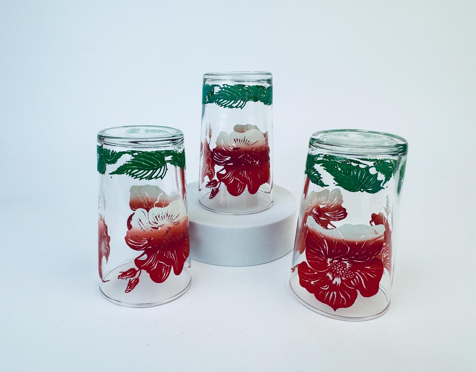 Product image for 'vintage red green floral juice glasses set of three 3' (view d46e3c)