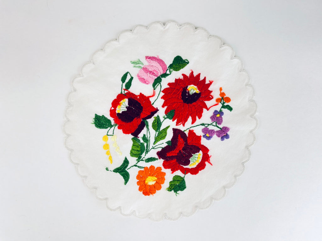 Product image for 'vintage circular scalloped edge folks floral pattern table linen doily' (view 80eac4)