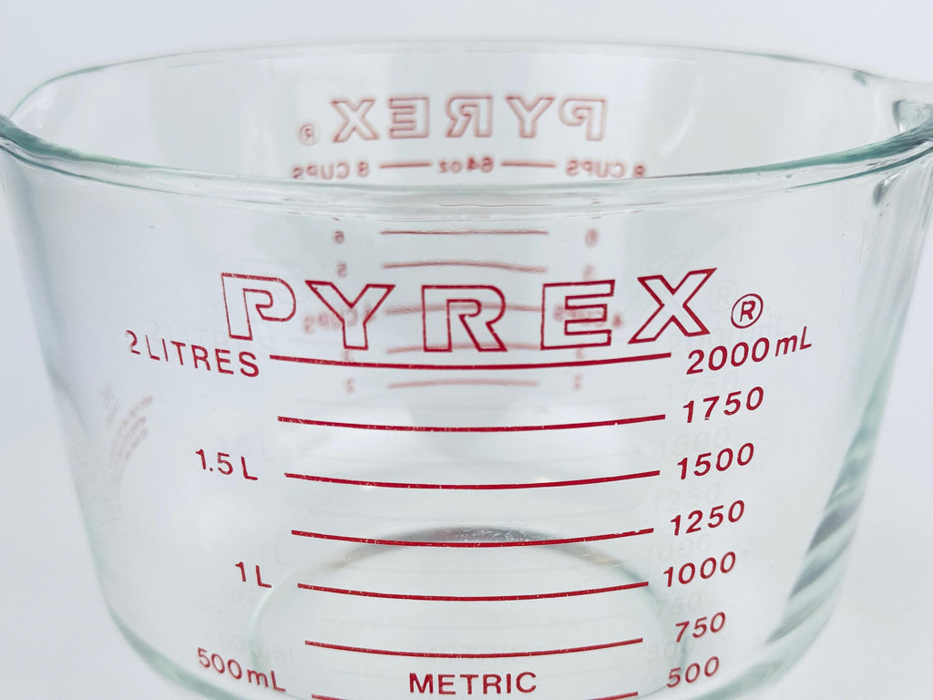 Product image for 'vintage red pyrex glass measuring cup 565 8 cups 2 litre metric imperial made in usa' (view 6563d4)