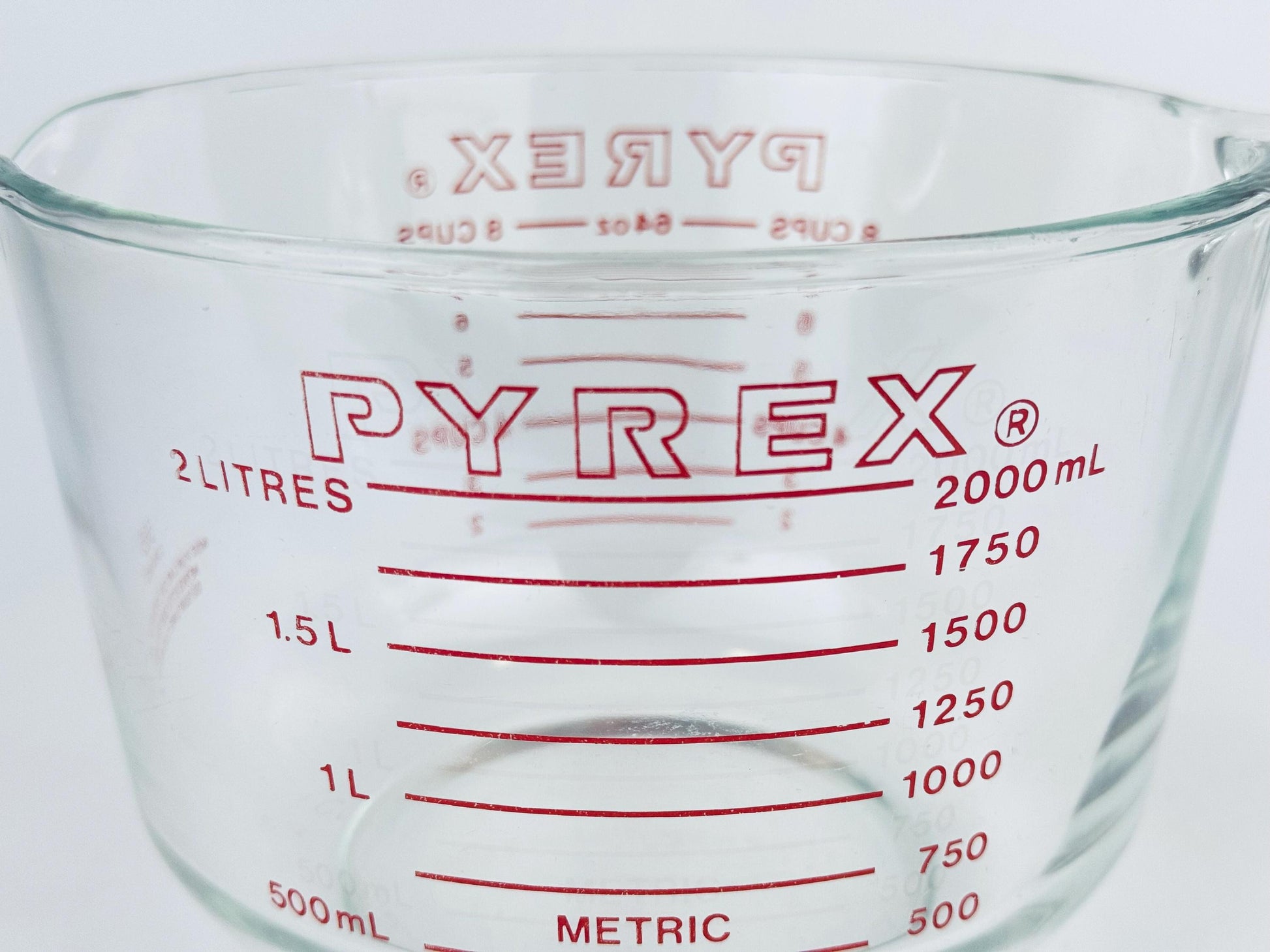 Product image for 'vintage red pyrex glass measuring cup 565 8 cups 2 litre metric imperial made in usa' (view 6563d4)