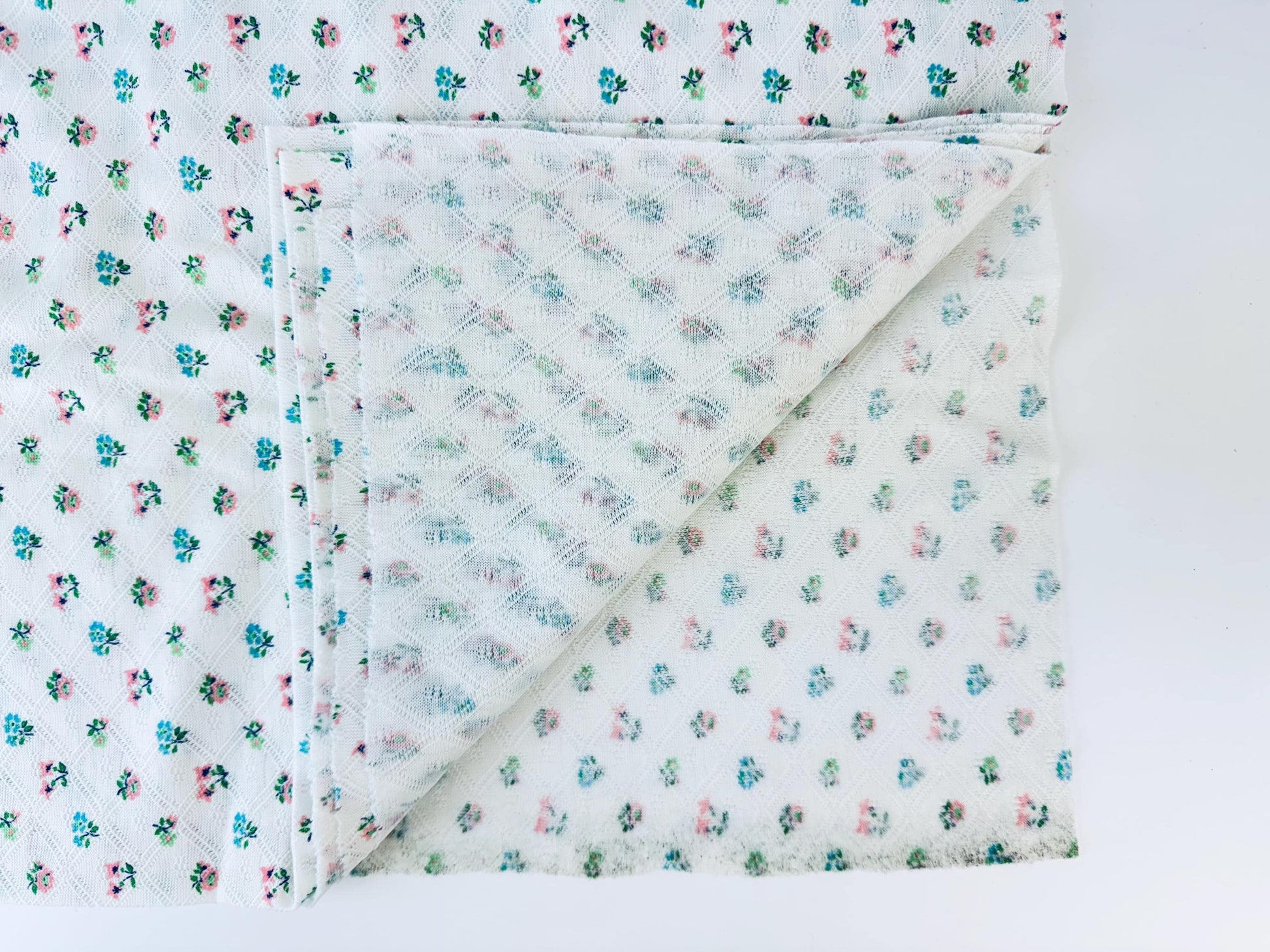 Product image for 'vintage floral bouquet white diamond lace pattern polyester fabric material 42 x 56' (view eec2ae)