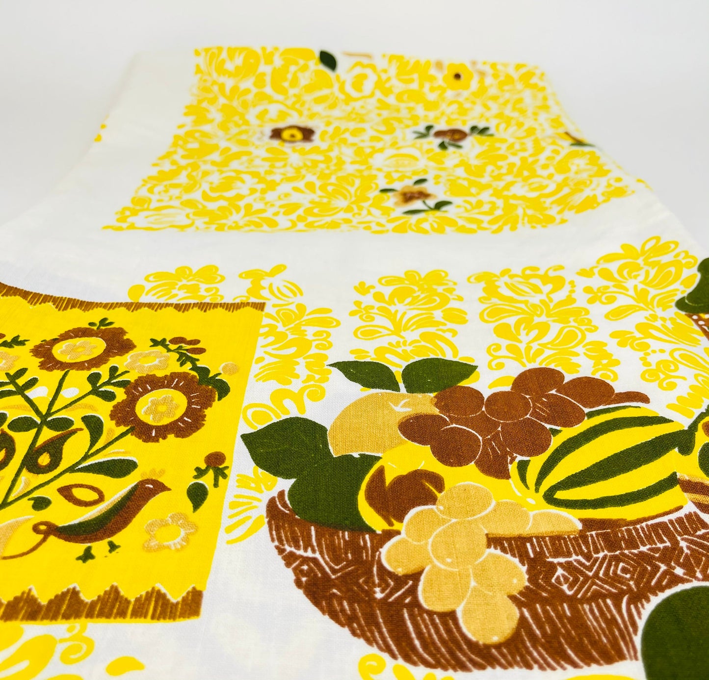 Product image for 'vintage 1950s mid century modern bright kitchen scene square tablecloth' (view fc375a)