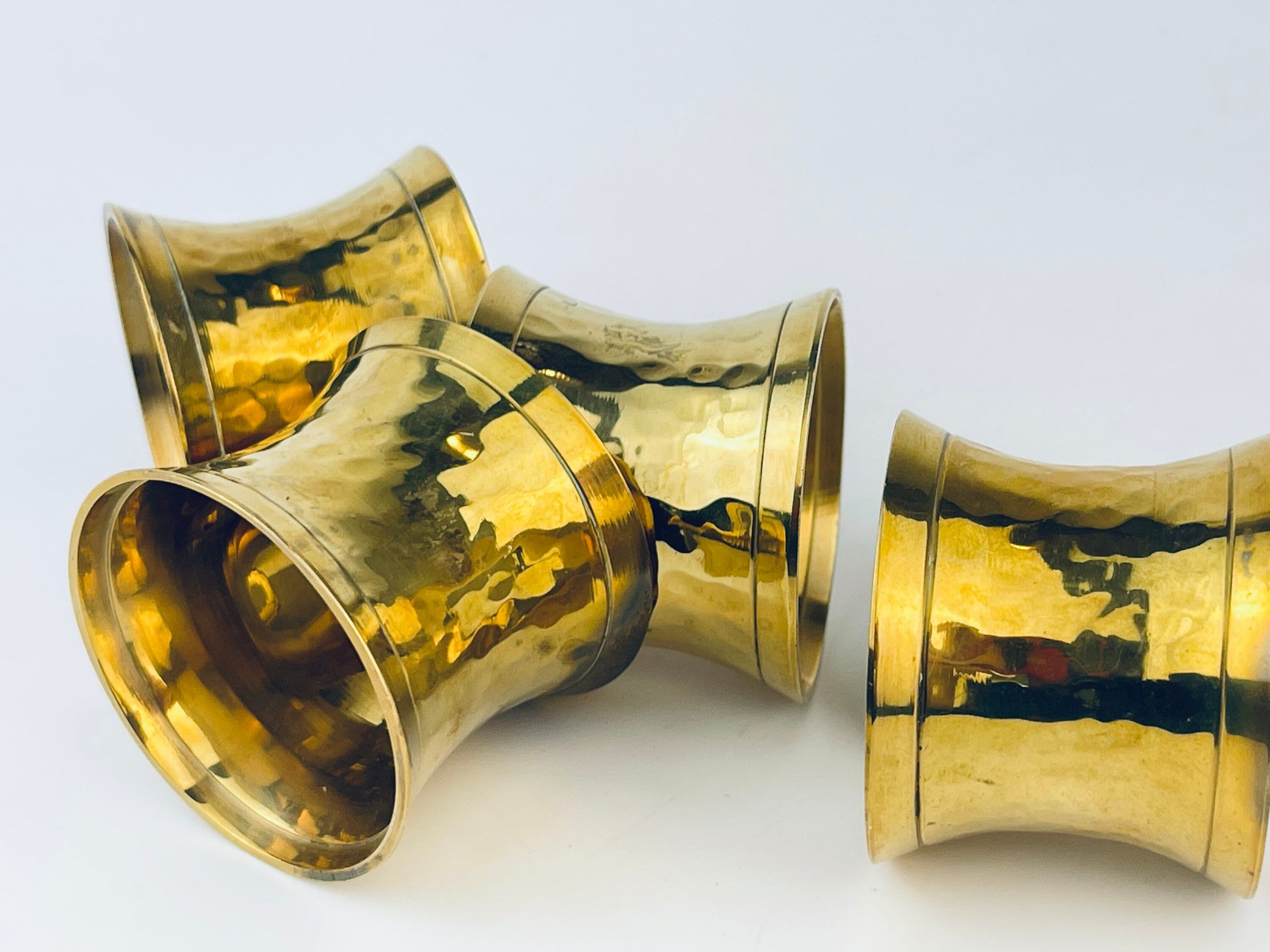 Product image for 'vintage hammered brass hourglass shaped napkin ring holders set of four 4 attractive aged metal patina' (view e00f2a)