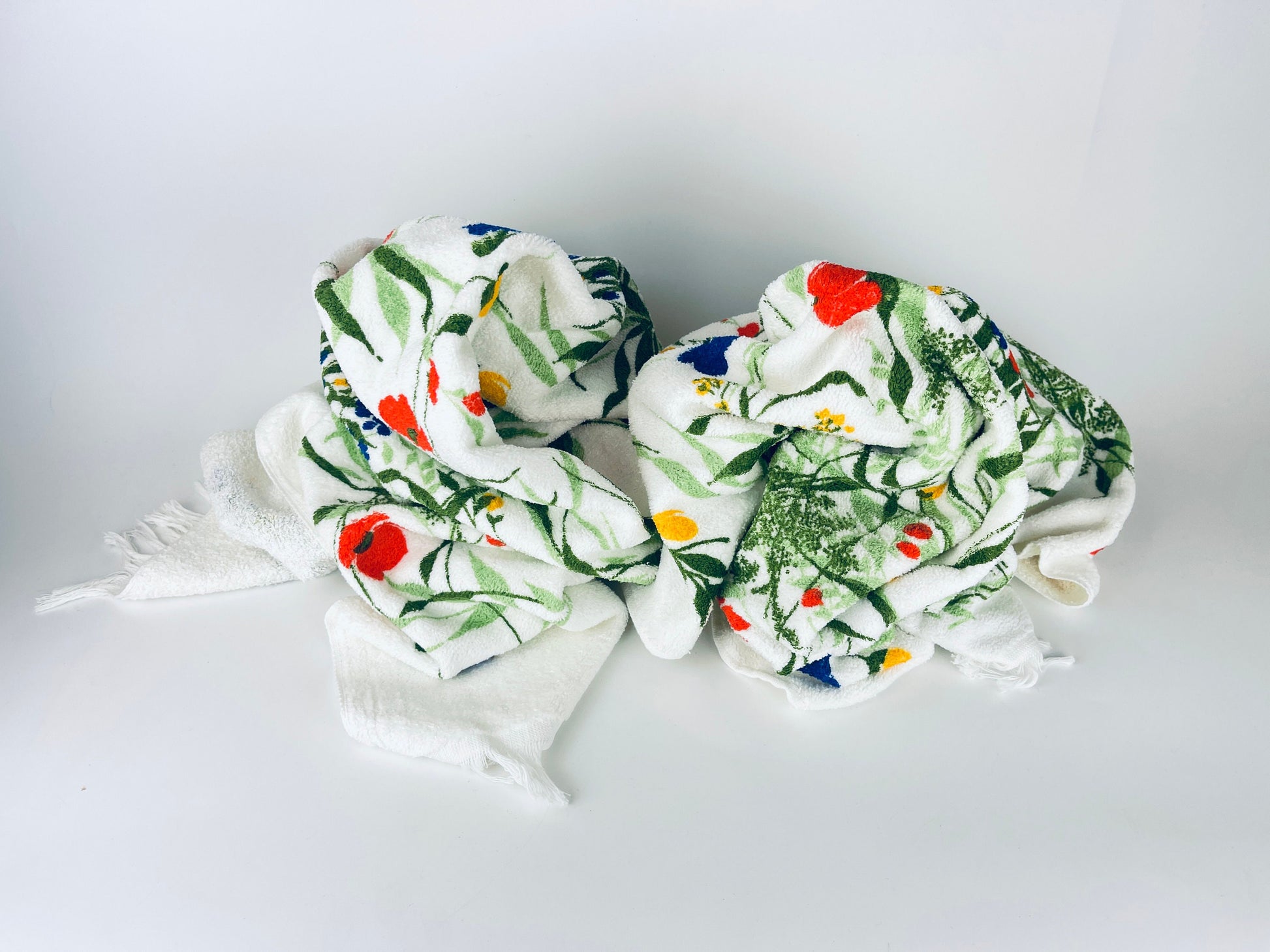 Product image for 'vintage floral print white bath towel made in canada by tex made new old stock nos sold separately' (view fa66d3)