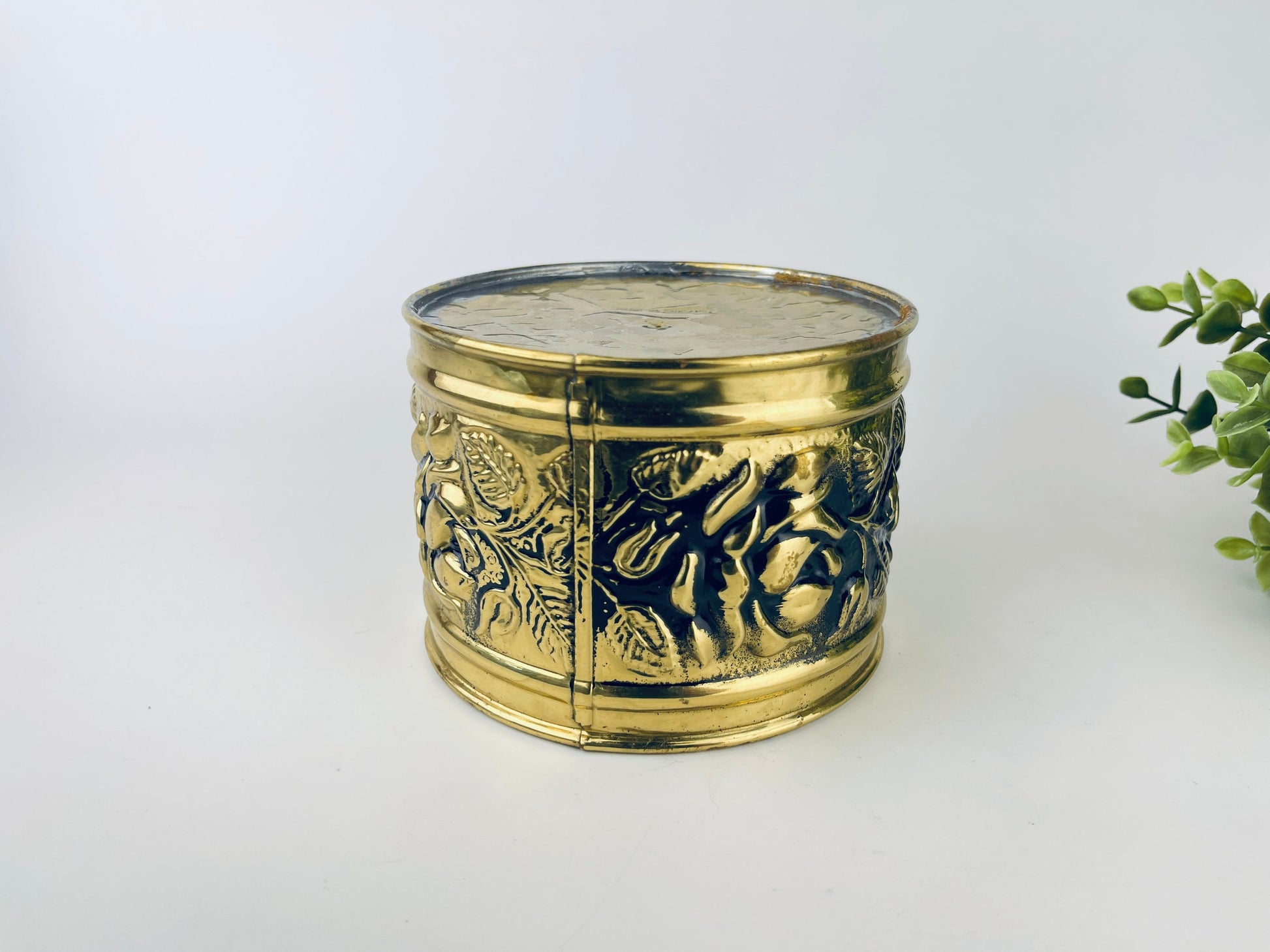 Product image for 'vintage embossed textured floral rose brass tub planter attractive aged metal patina made in england' (view fb7a34)