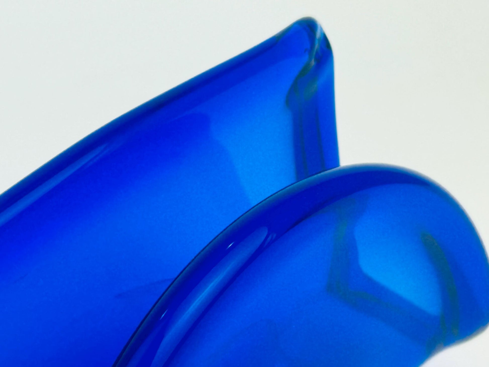 Product image for 'vintage cobalt blue art glass napkin holder hand made in italy by white cristal' (view f669b3)