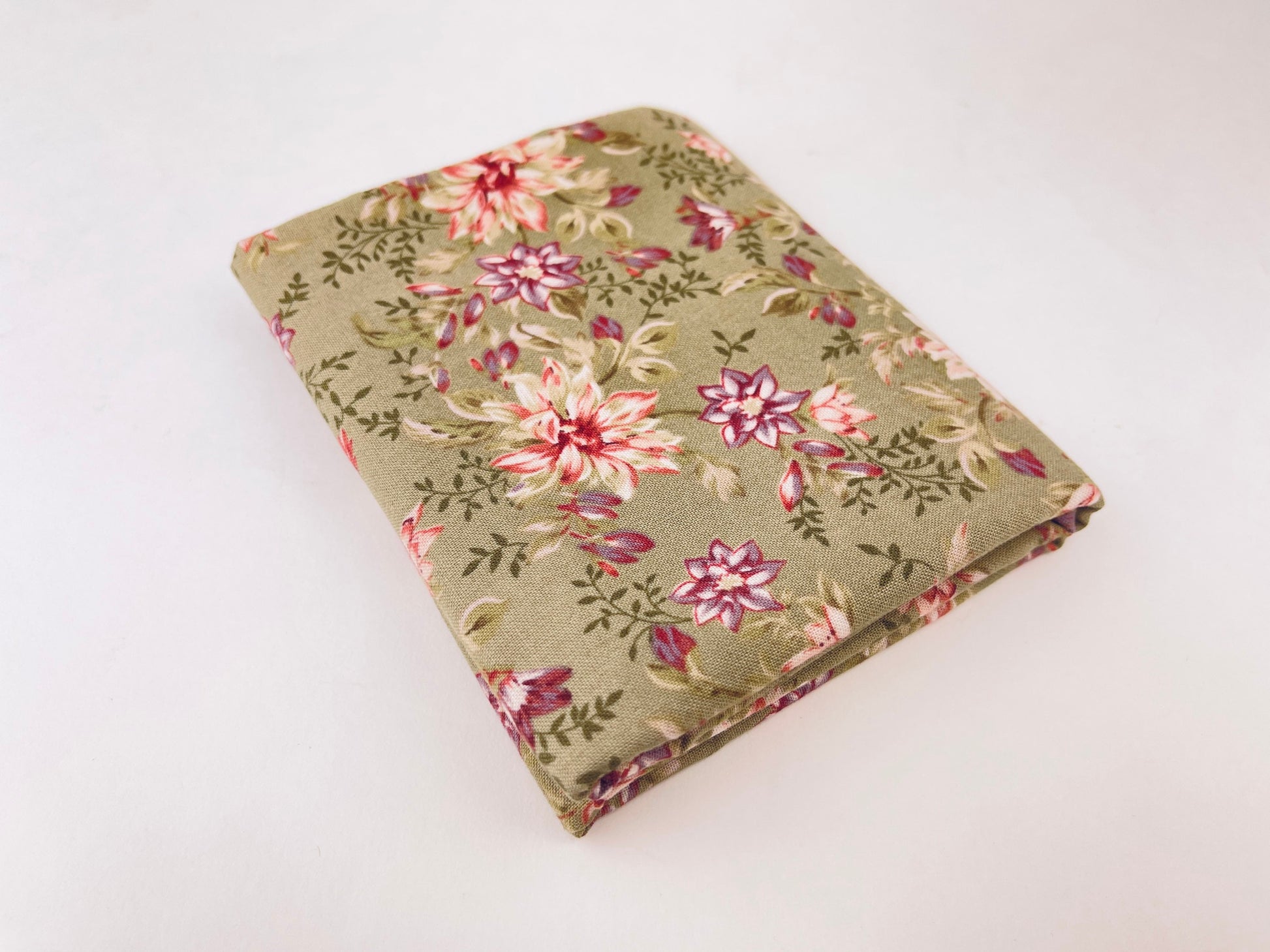 Product image for 'vintage green floral fabric 18 x 41 two 2 fat quarters' (view cc973e)