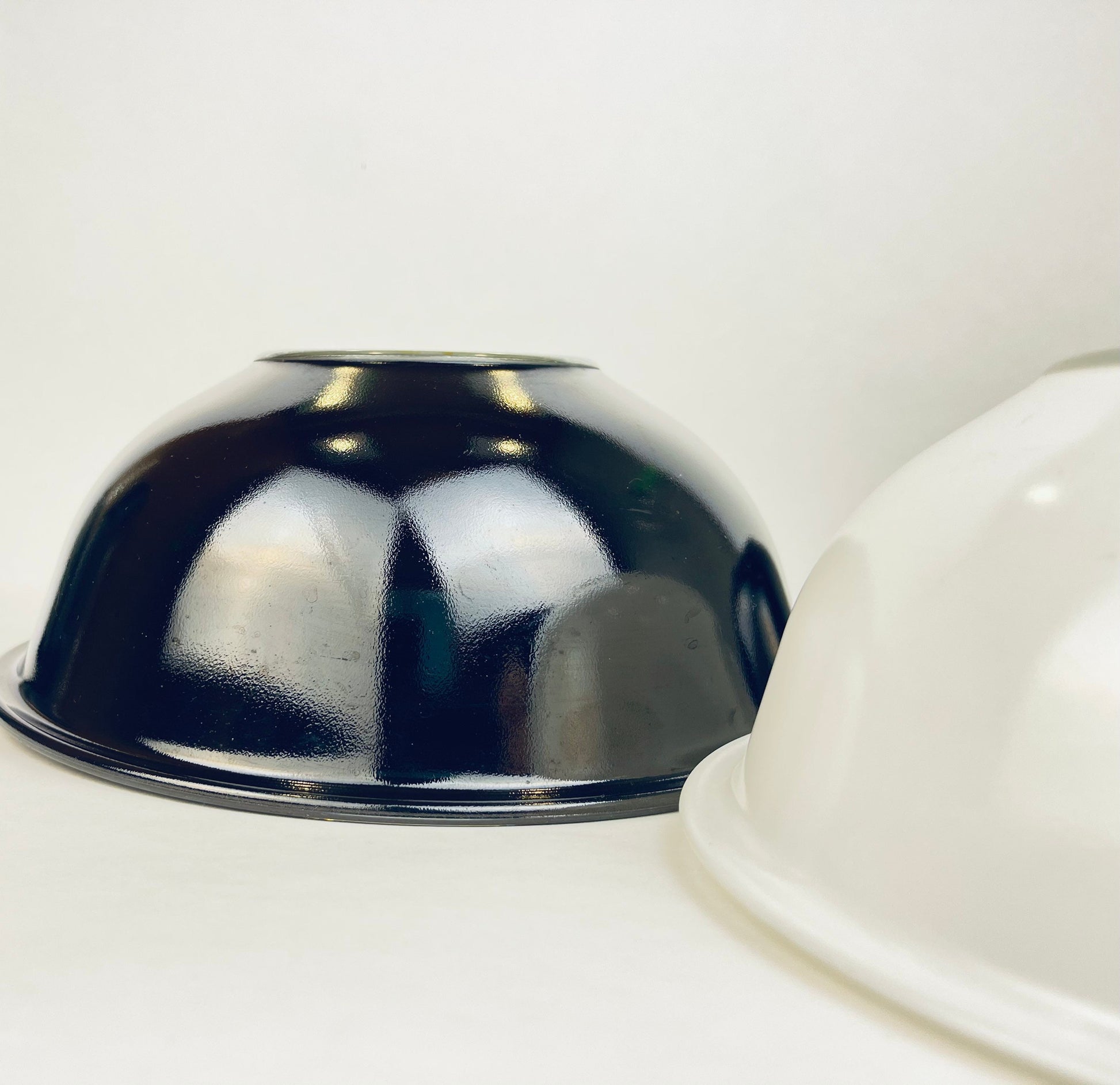 Product image for 'vintage pyrex nesting bowl set mixing bowls of various size black white with clear bottoms 322 323 325' (view 0f30ca)