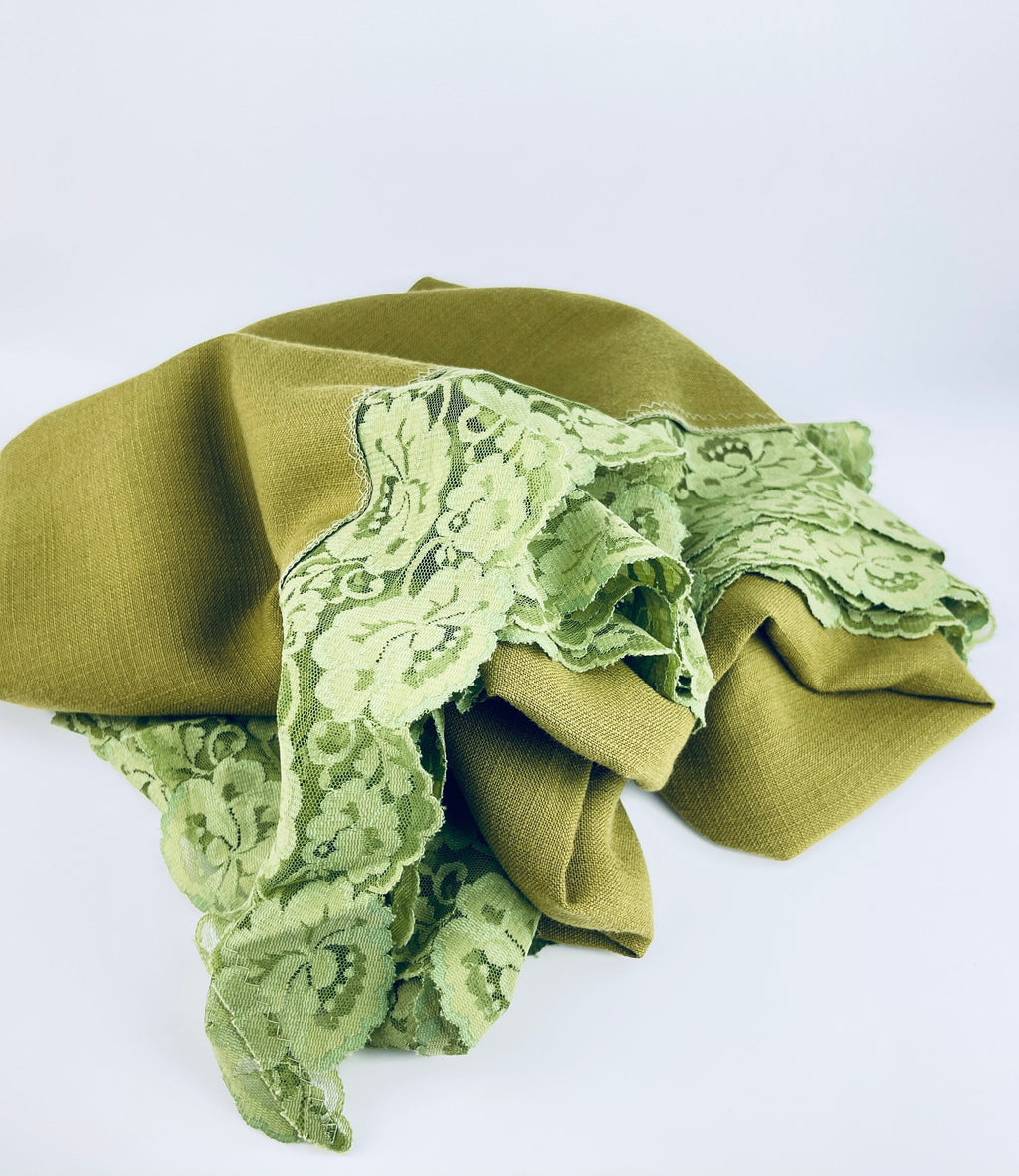 Product image for 'vintage olive green lace edge table cloth 51 x 67' (view 17b674)